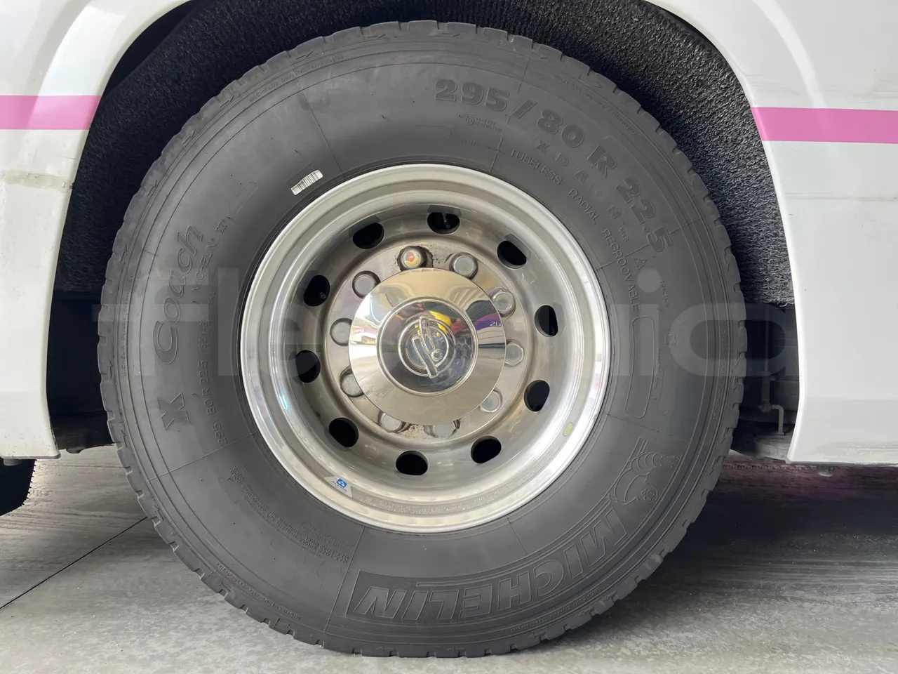Irizar Daf - rear left tire photo