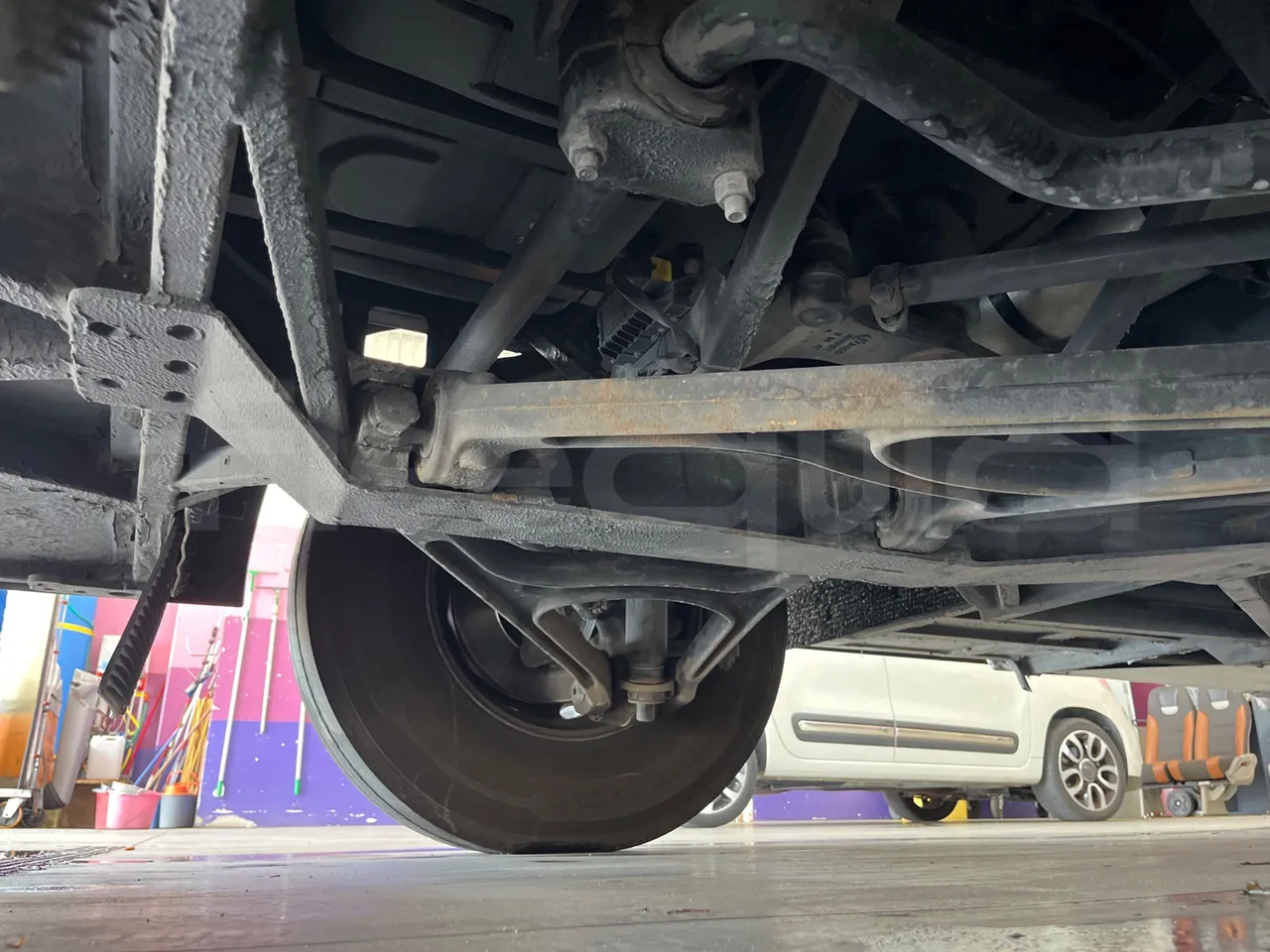 Irizar Daf - front axle left side