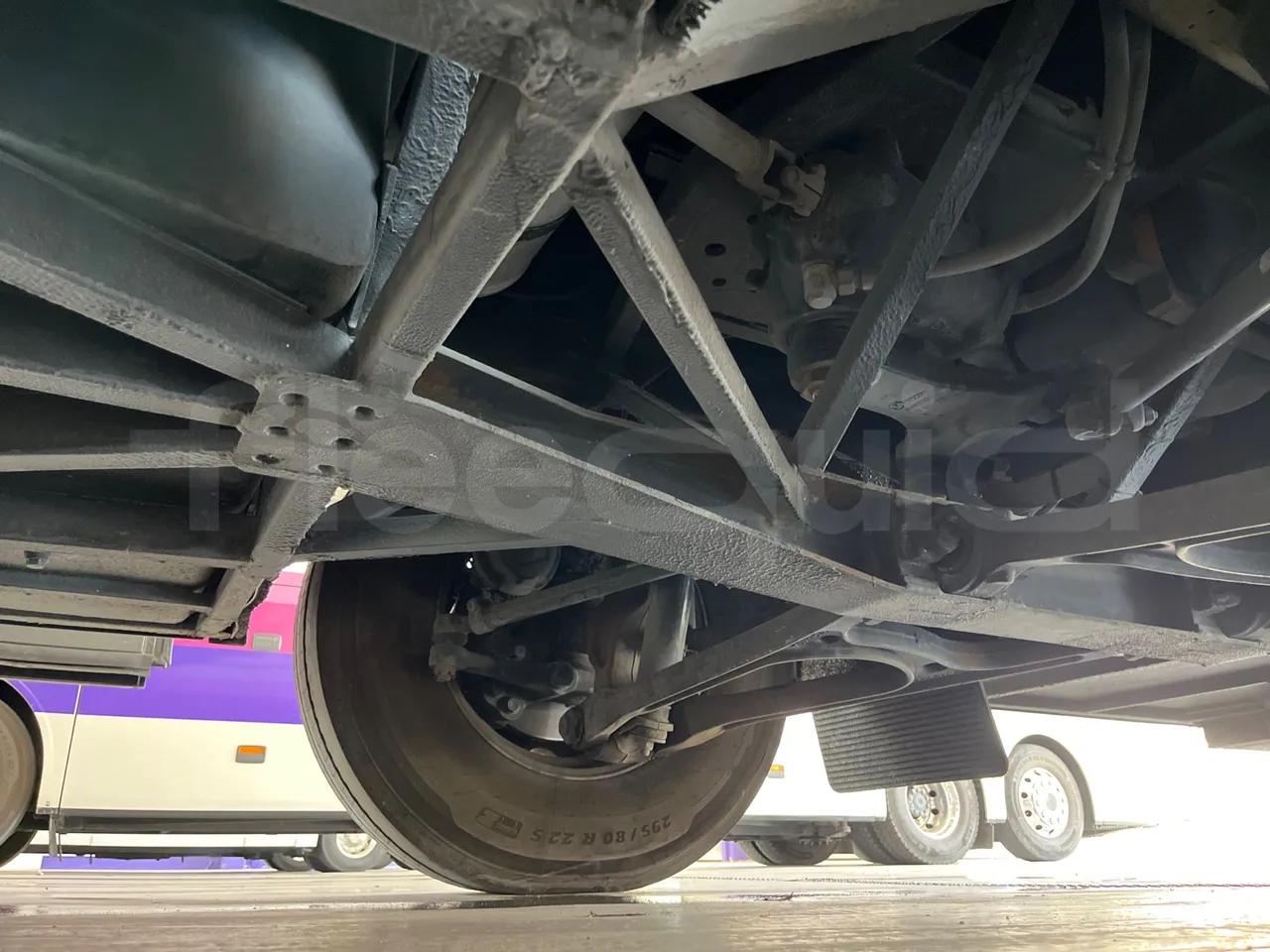 Irizar Daf - front axle right side