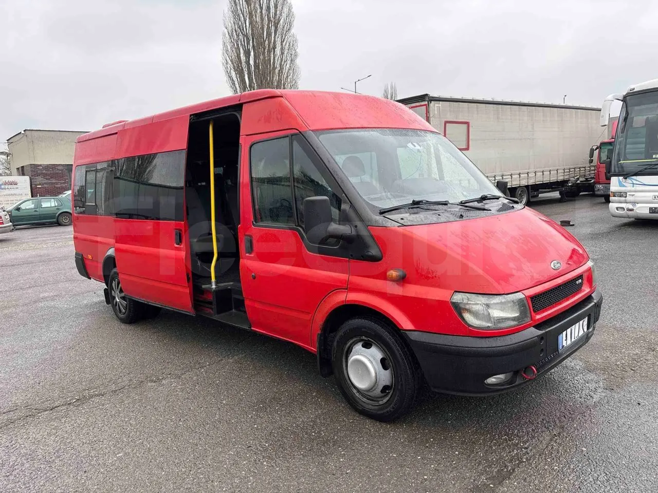Ford Transit H9FA - Euro3 - 101kW - 6.374mt - 3/4 right front doors open