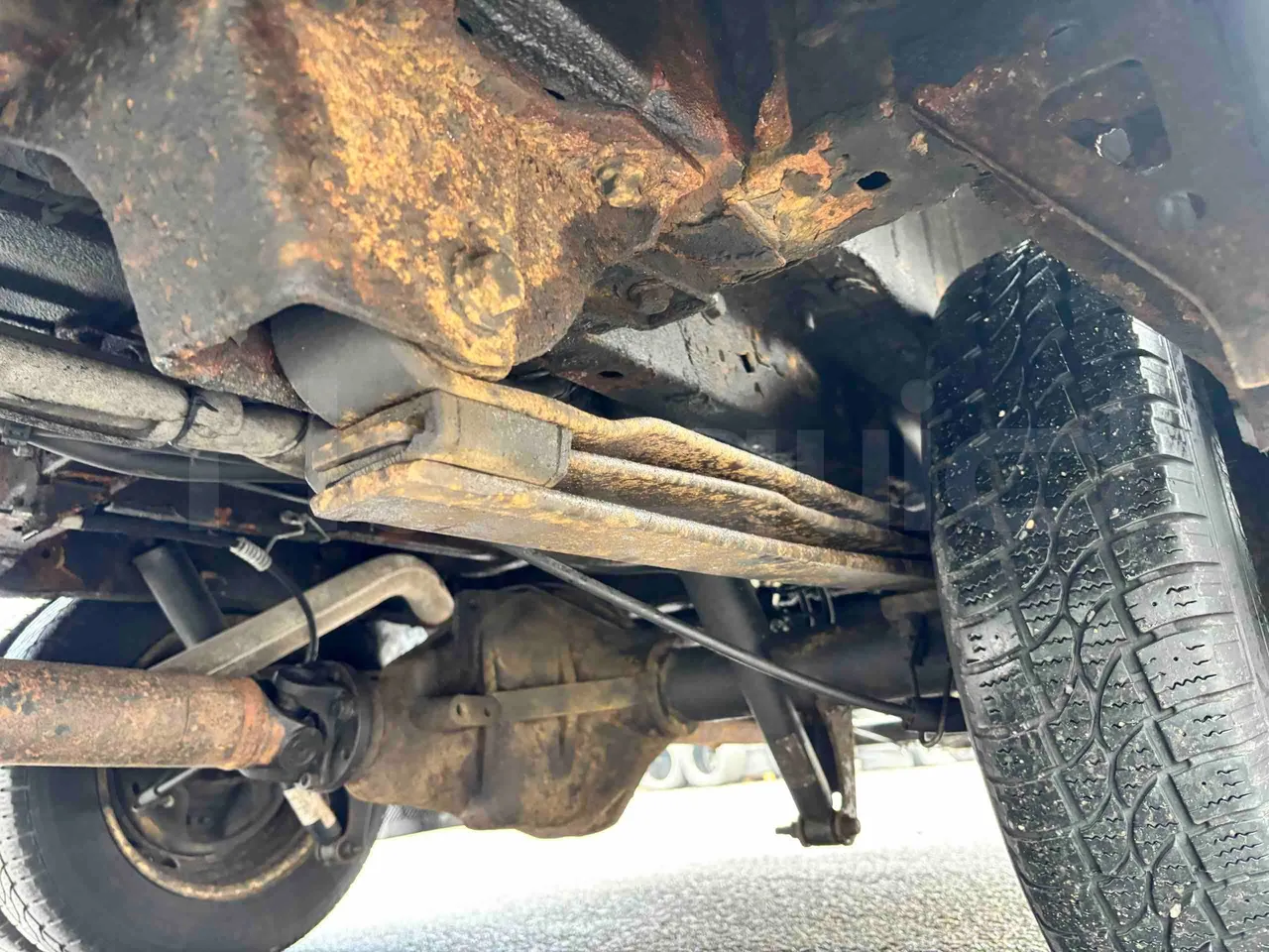 Ford Transit H9FA - Euro3 - 101kW - 6.374mt - axel 3 leaf spring left