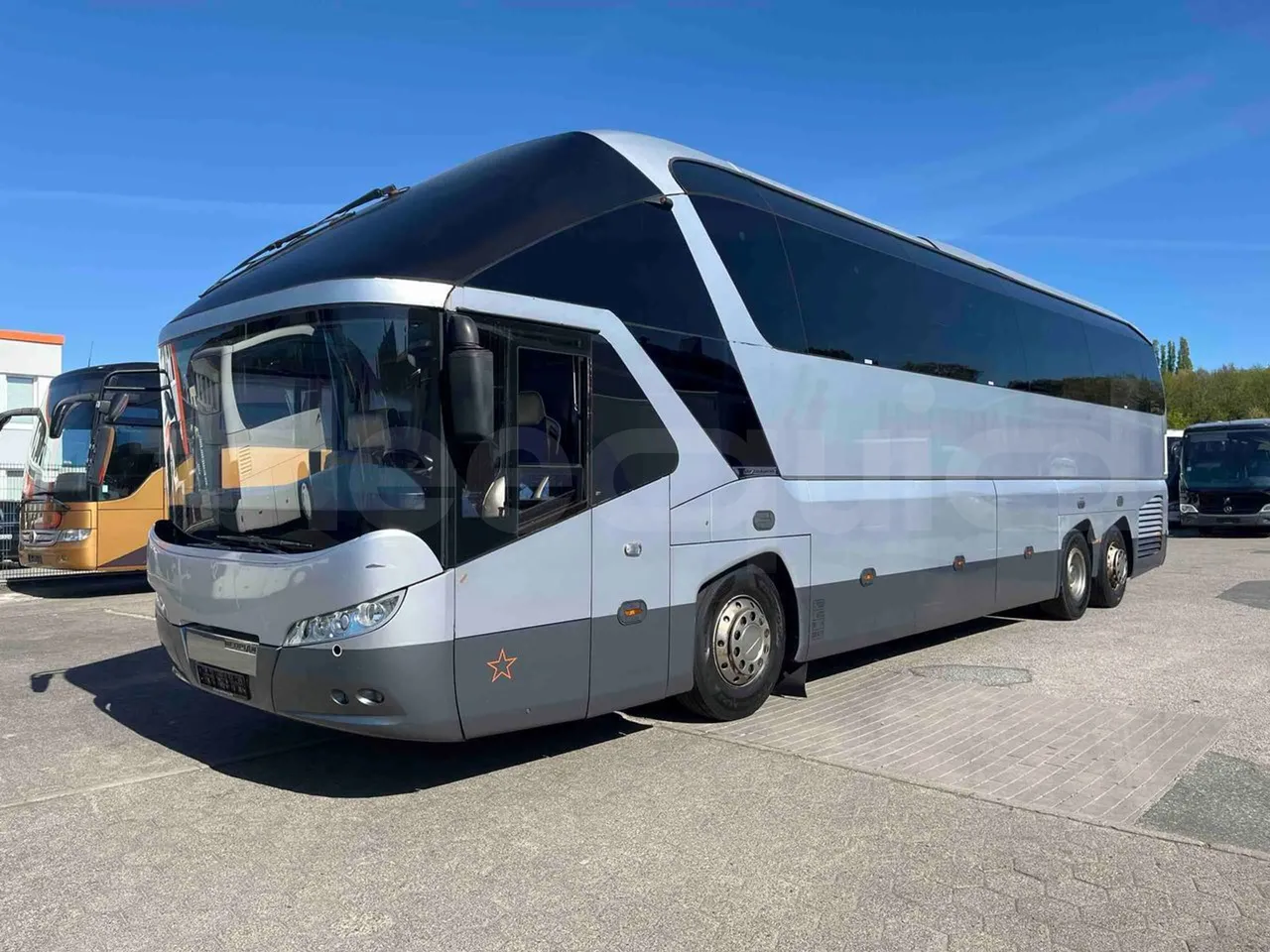 Neoplan Starliner N5217 - EUR5 - 371kW - 14m - 3/4 front right doors