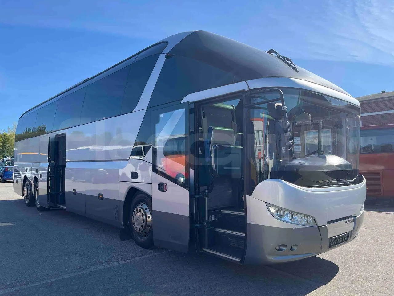 Neoplan Starliner N5217 - EUR5 - 371kW - 14m - 3/4 right front doors open