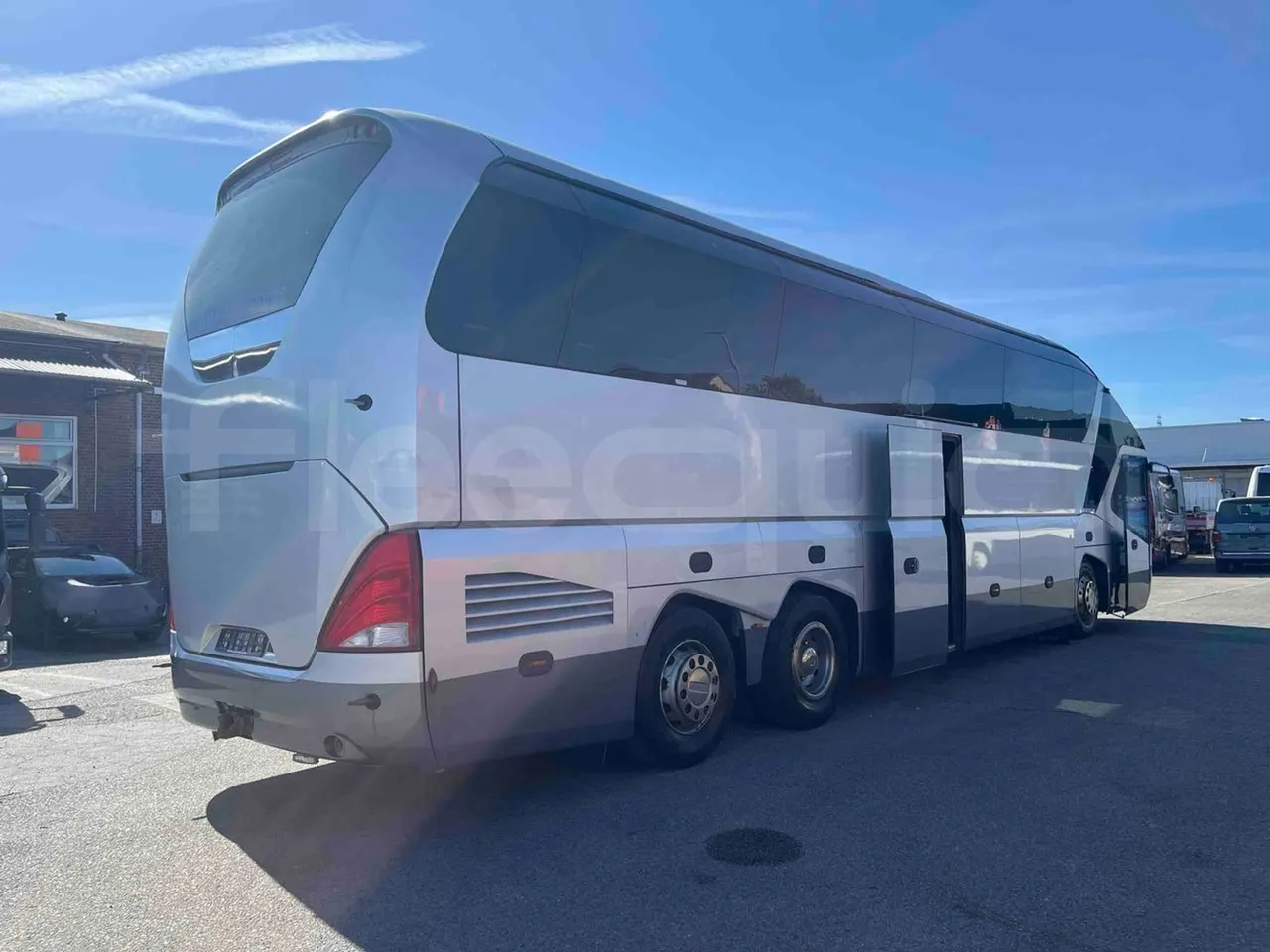 Neoplan Starliner N5217 - EUR5 - 371kW - 14m - 3/4 right rear doors open