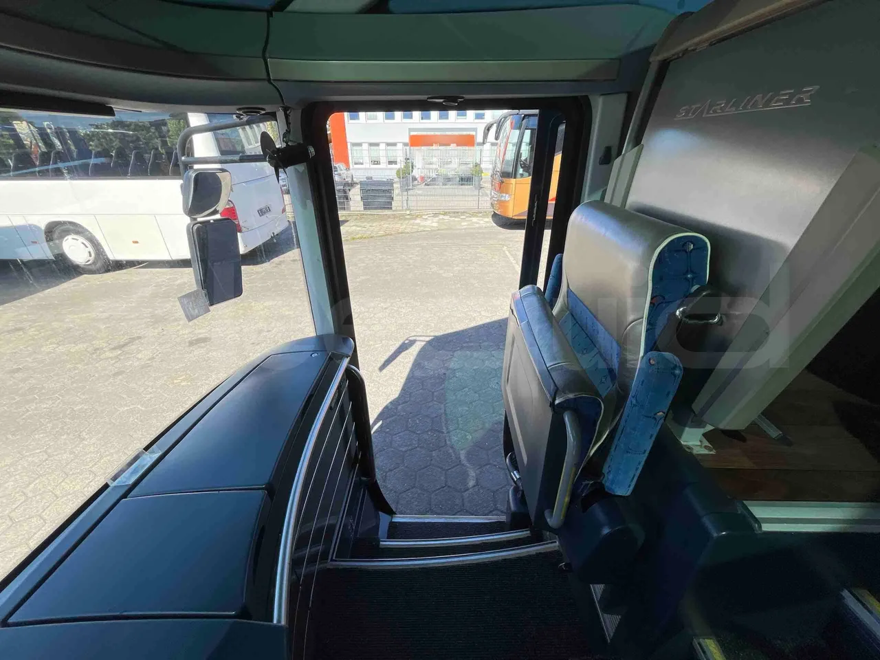 Neoplan Starliner N5217 - EUR5 - 371kW - 14m - handrails photo