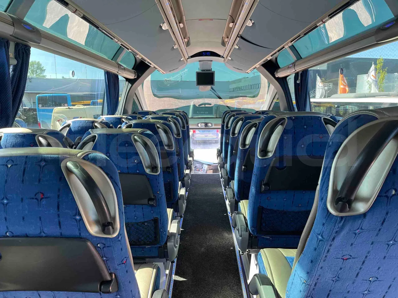 Neoplan Starliner N5217 - EUR5 - 371kW - 14m - forward view middle aisle