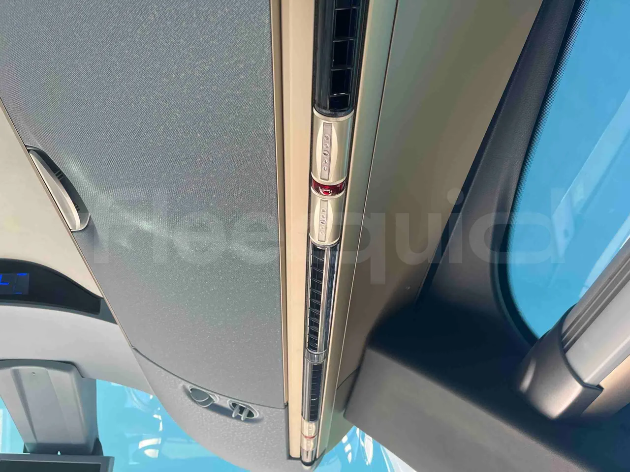 Neoplan Starliner N5217 - EUR5 - 371kW - 14m - power outlets detail