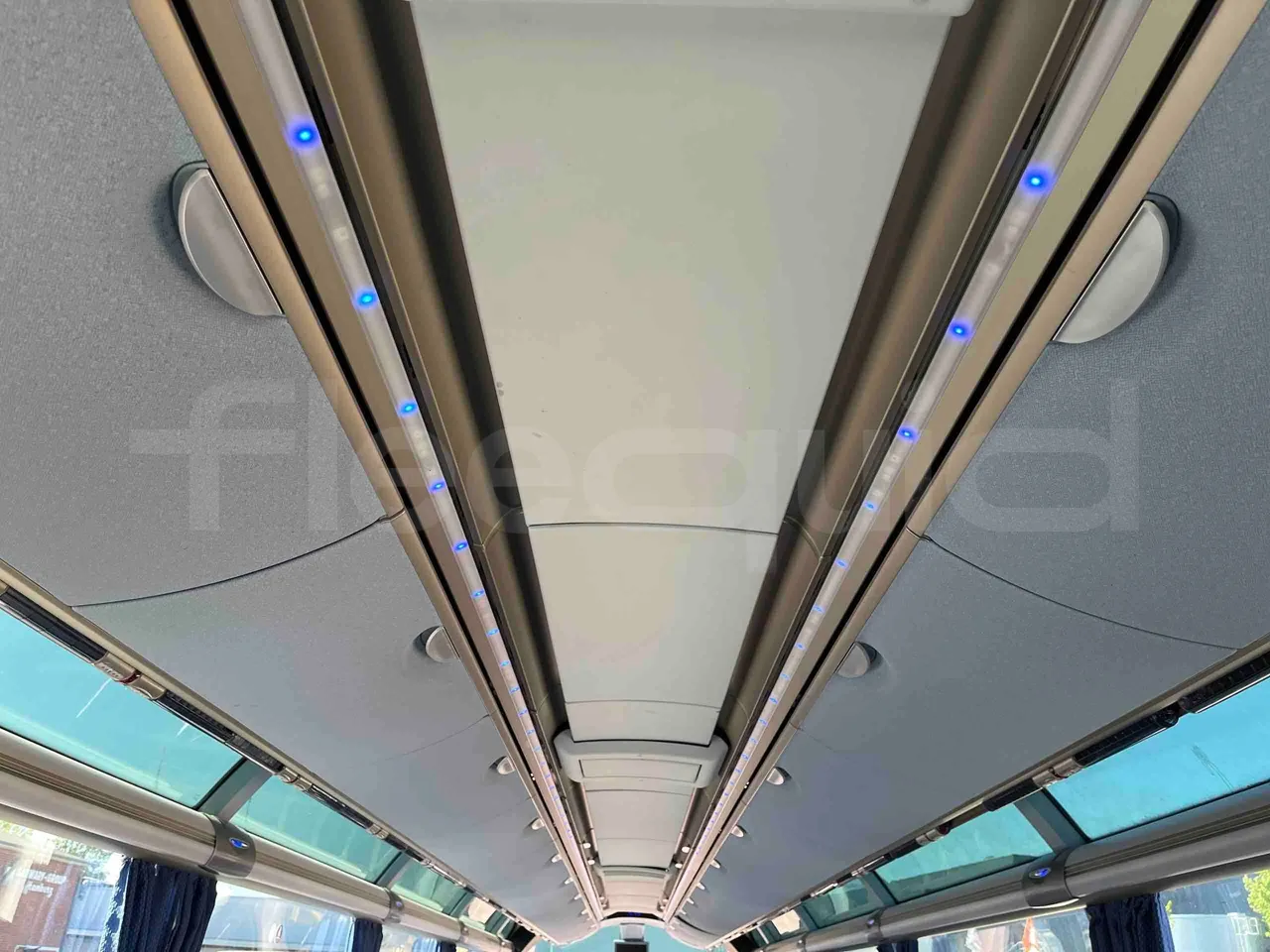 Neoplan Starliner N5217 - EUR5 - 371kW - 14m - overhead compartments photo