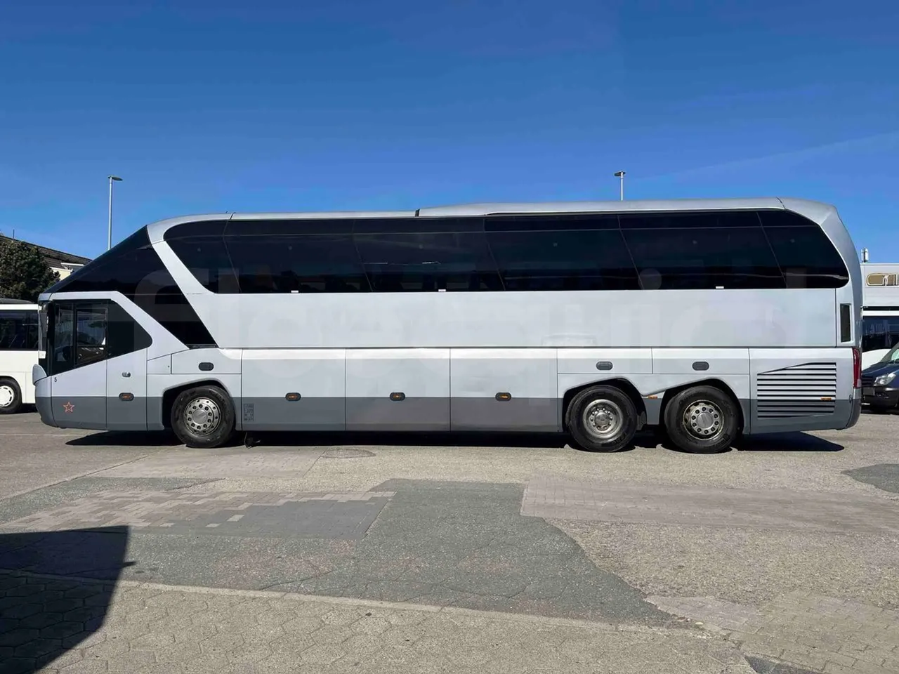 Neoplan Starliner N5217 - EUR5 - 371kW - 14m - left side photo