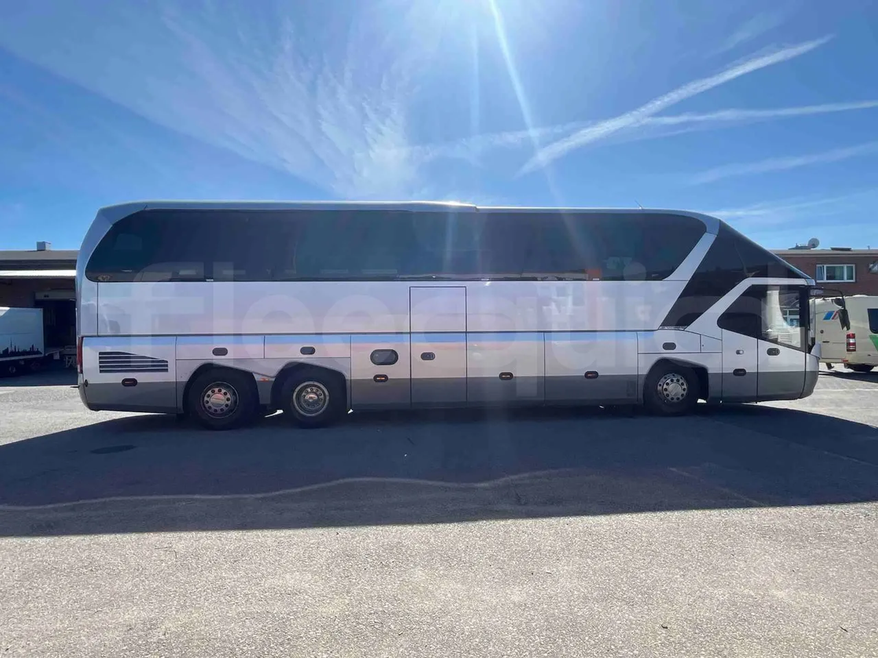 Neoplan Starliner N5217 - EUR5 - 371kW - 14m - right side doors closed
