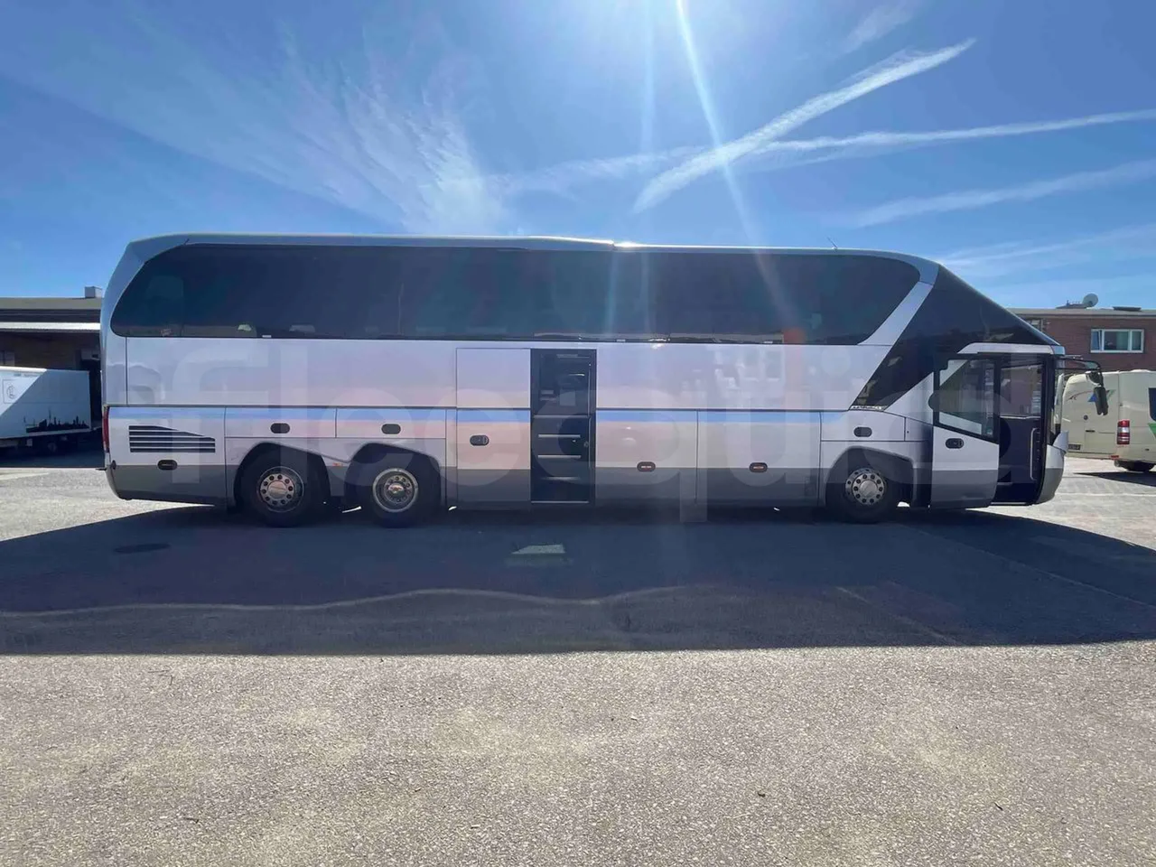 Neoplan Starliner N5217 - EUR5 - 371kW - 14m - right side doors open