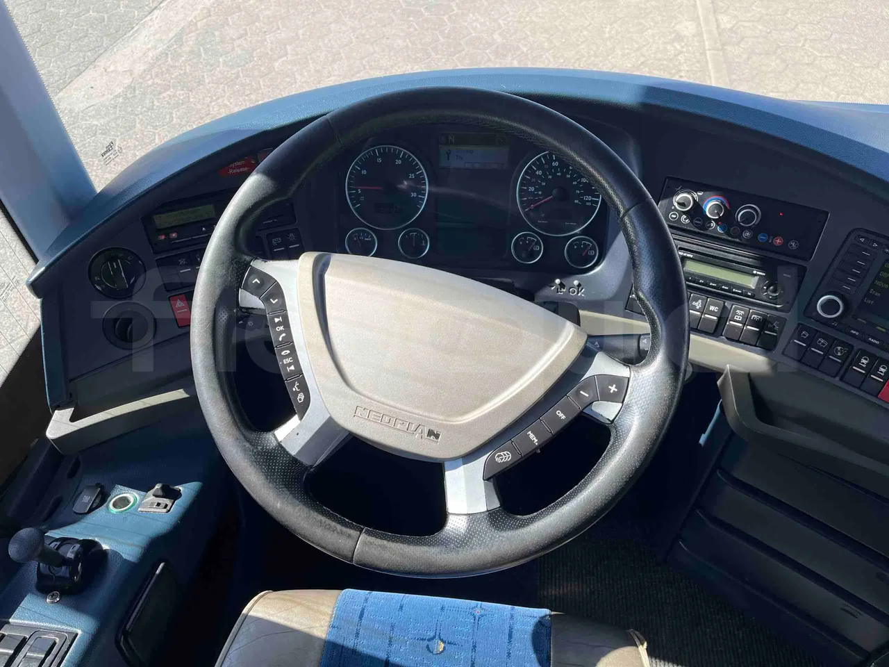 Neoplan Starliner N5217 - EUR5 - 371kW - 14m - steering wheel photo