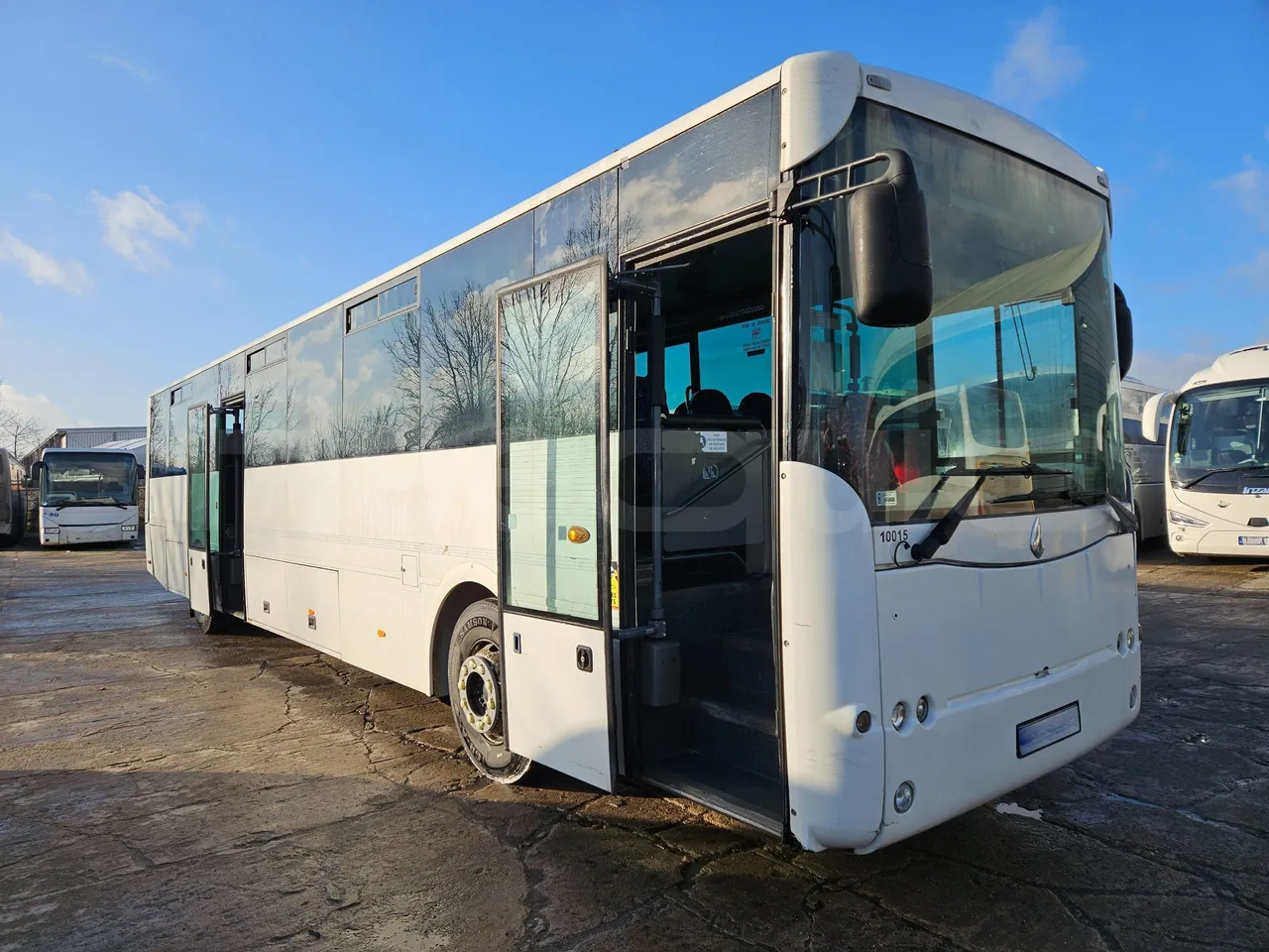 Man A91 Carrier - EUR4 - 206kW - 12.700m - 3/4 right front doors open