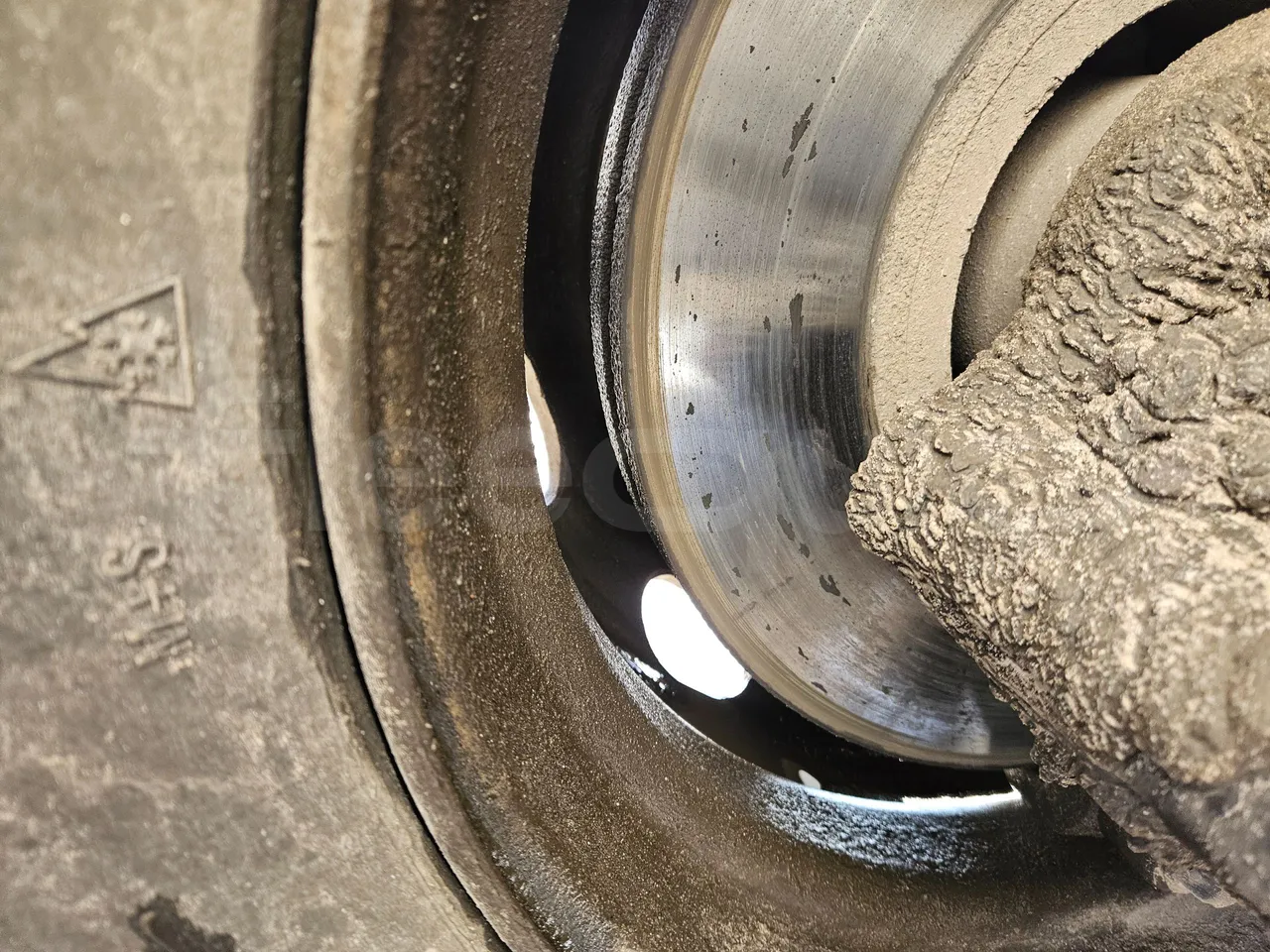 Man A91 Carrier - EUR4 - 206kW - 12.700m - front discs right