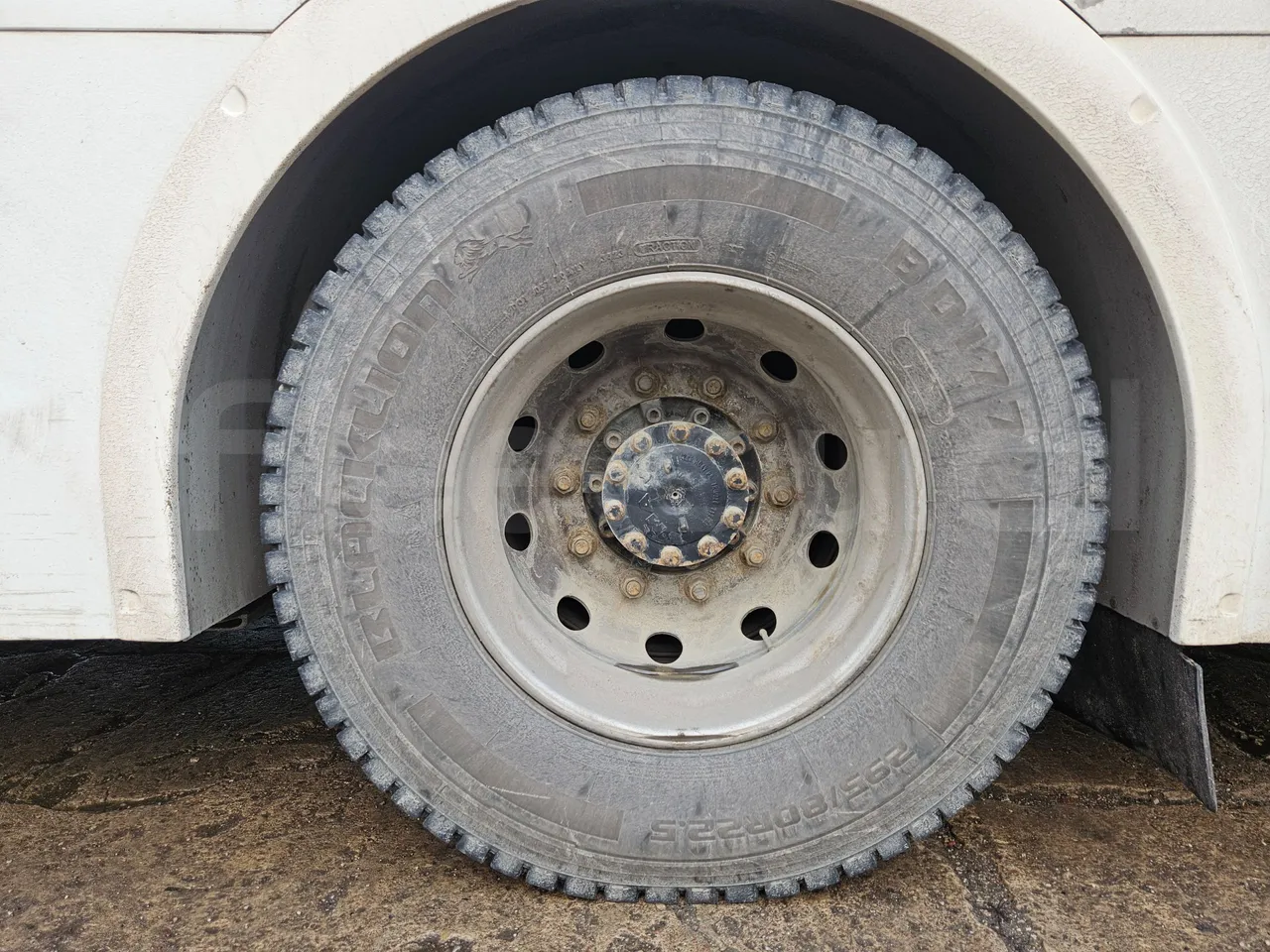 Man A91 Carrier - EUR4 - 206kW - 12.700m - rear left tire photo