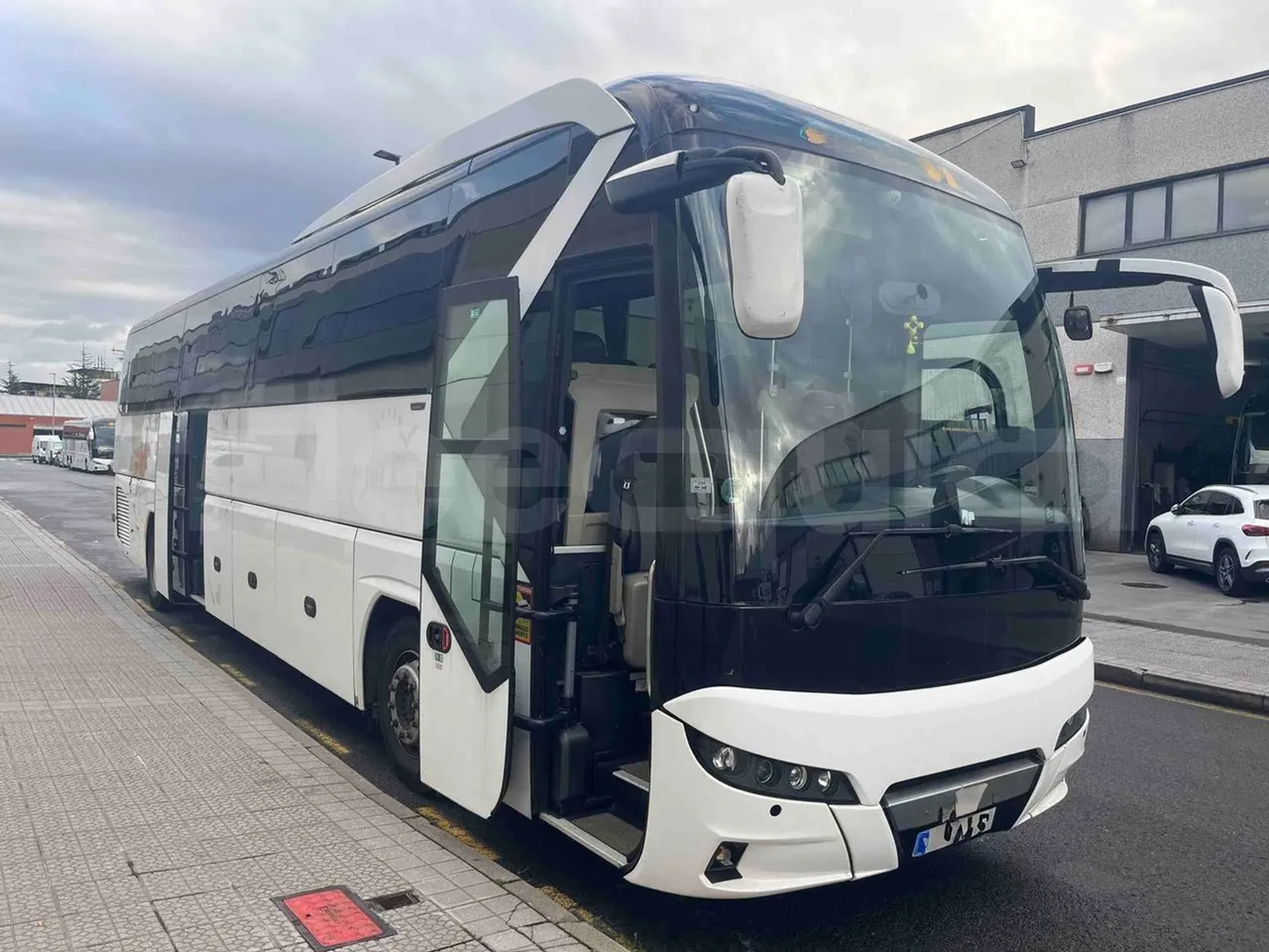 Man Tourliner C JOACB - Euro6 - 338kW - 13.103mt - 3/4 right front doors open