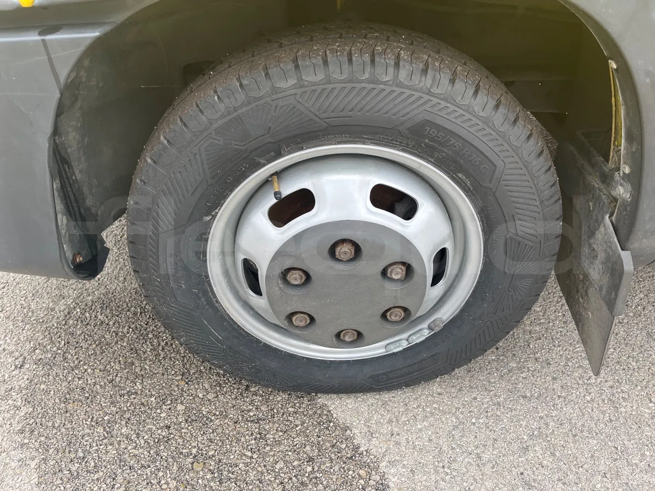 Iveco Daily A50/S30/VI - Euro6 - 125kw - 7.294mt - front left tire measurements