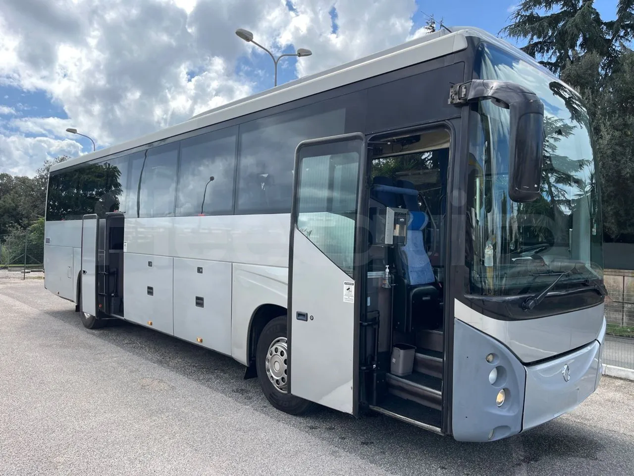 Iveco Evadys SFR130 -EUR5-279kW -11.995m - 3/4 right front doors open