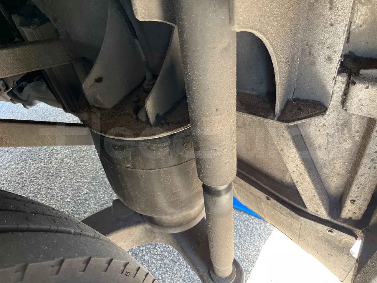 Iveco Evadys SFR130 -EUR5-279kW -11.995m - axel 2 air springs 1 left