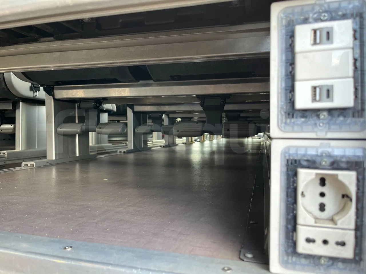 Iveco Evadys SFR130 -EUR5-279kW -11.995m - usb charging detail