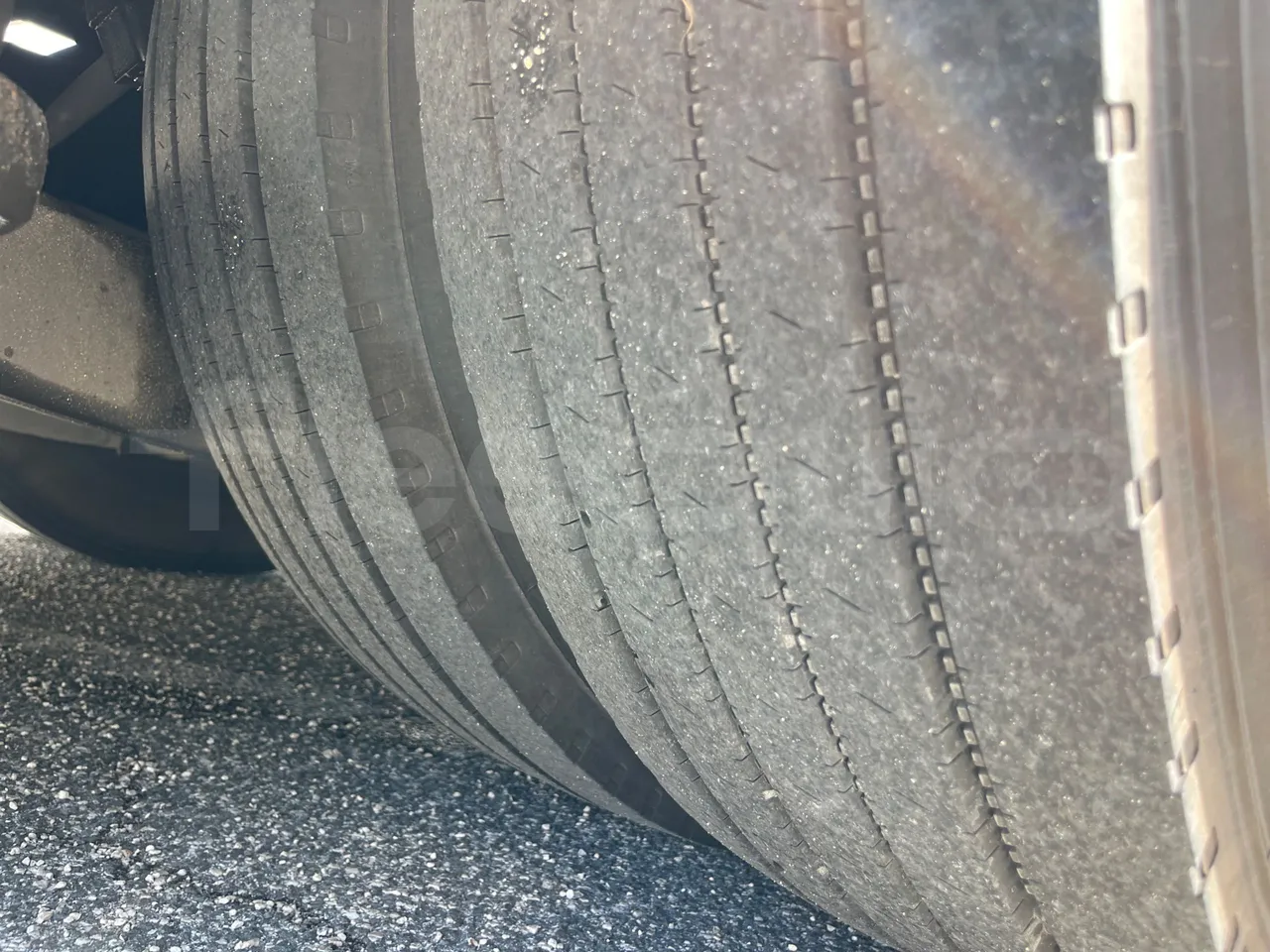 Iveco Evadys SFR130 -EUR5-279kW -11.995m - tread condition front tires left