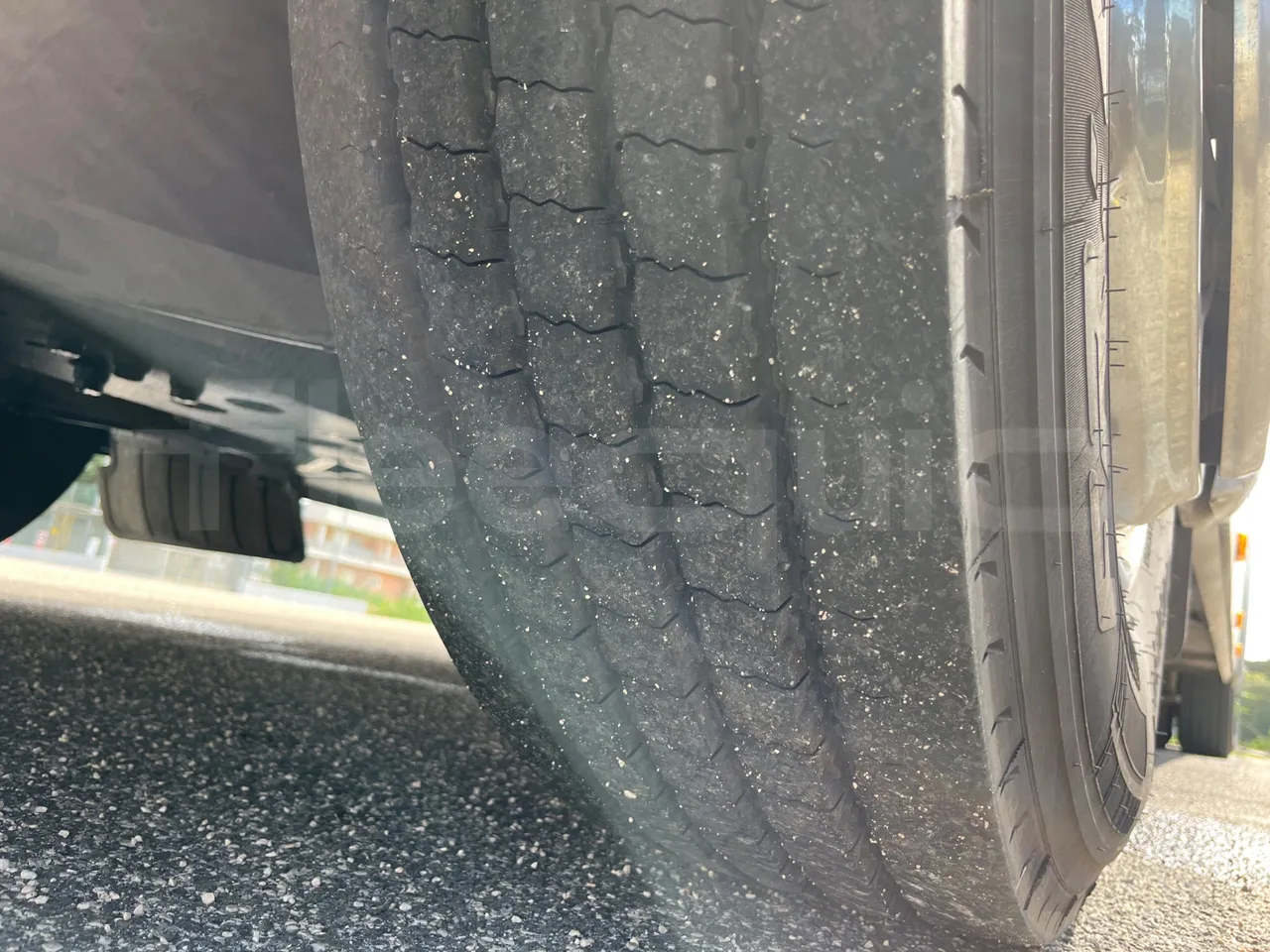 Iveco Evadys SFR130 -EUR5-279kW -11.995m - tread condition front tires right