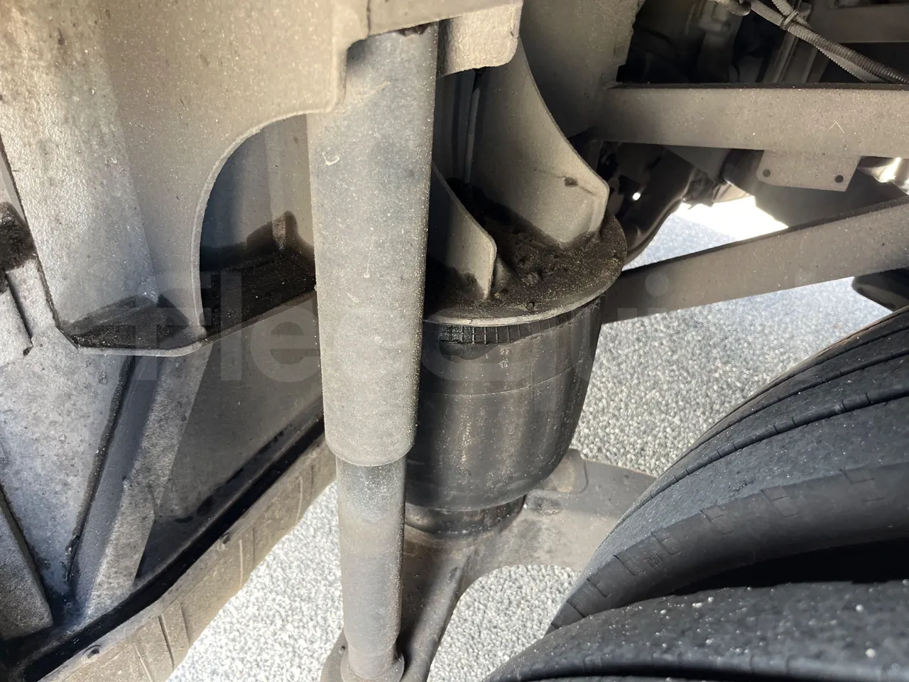 Iveco Evadys SFR130 -EUR5-279kW -11.995m - axle 2 shock absorbers 1 right