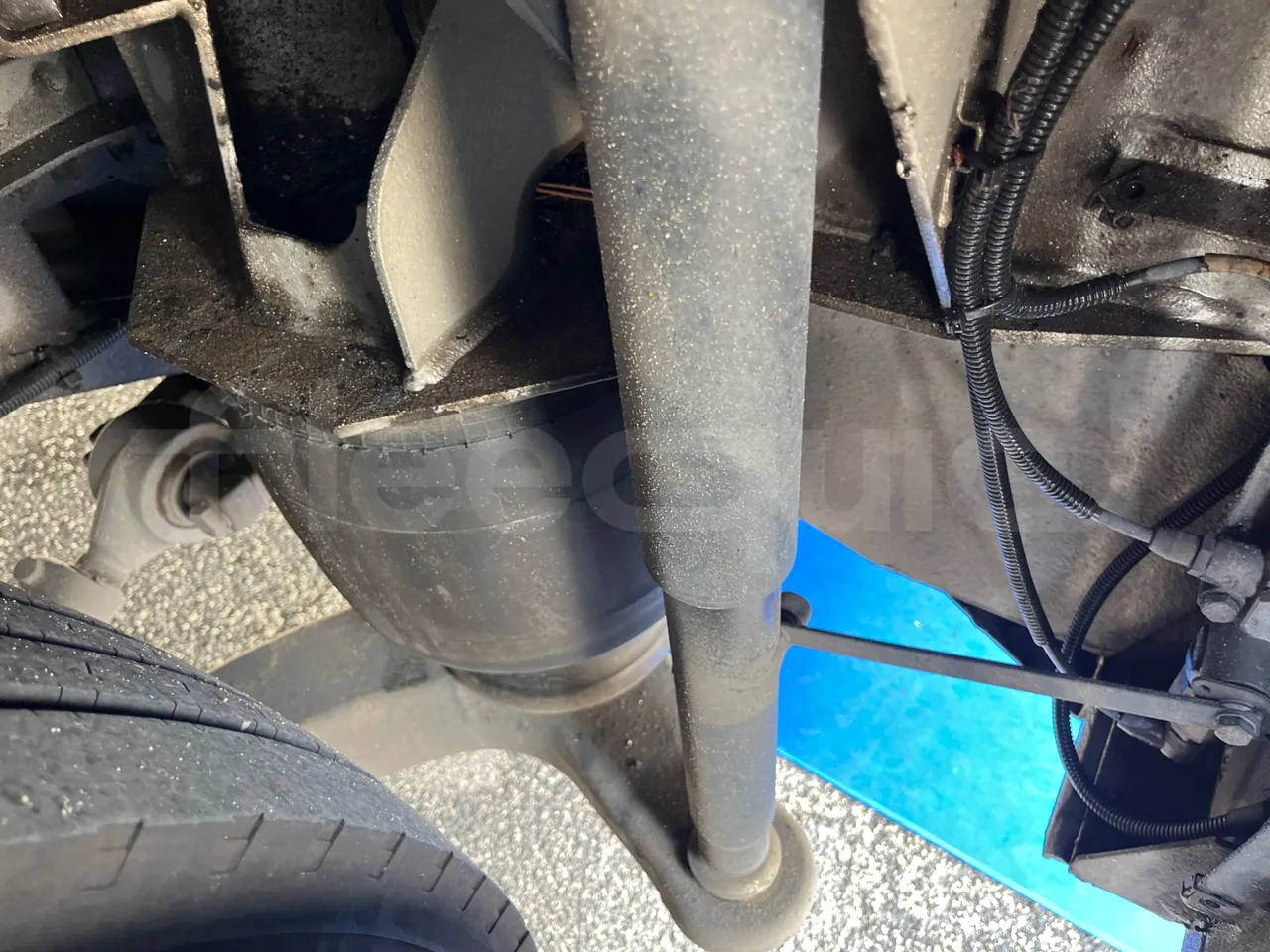 Iveco Evadys SFR130 -EUR5-279kW -11.995m - axle 2 shock absorbers 2 left