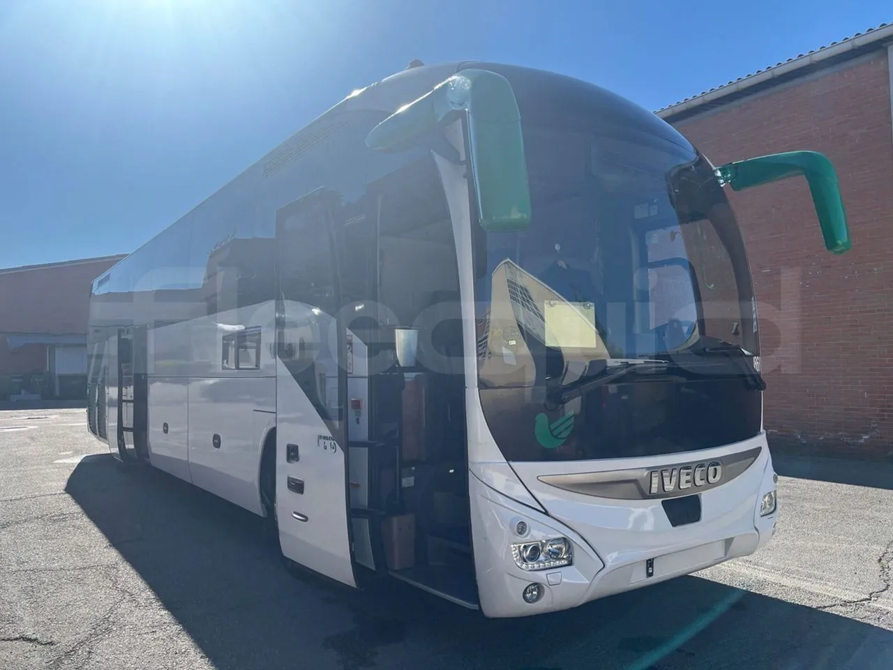 Iveco Magelys   SFR2XX QC M8CU - Euro6 - 294Kw - 12,830mt - 3/4 right front doors open