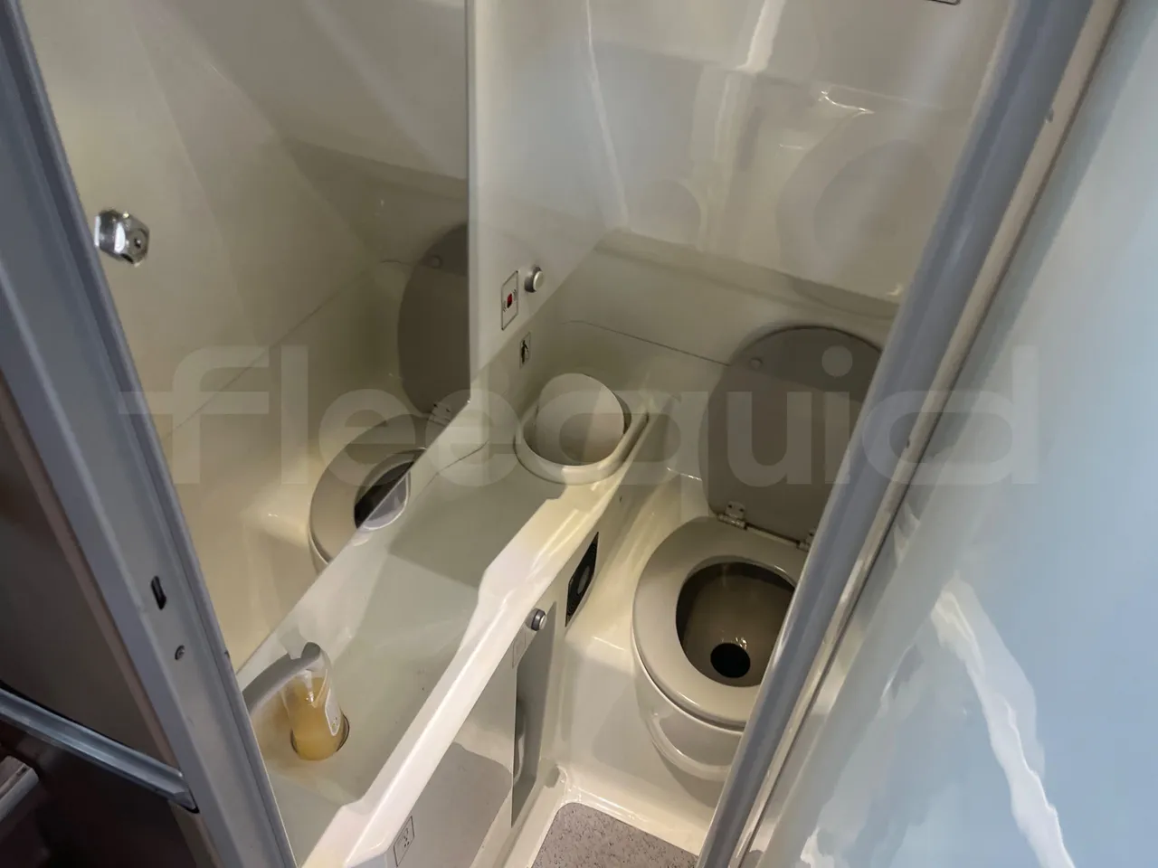Iveco Magelys   SFR2XX QC M8CU - Euro6 - 294Kw - 12,830mt - toilette accessories photo