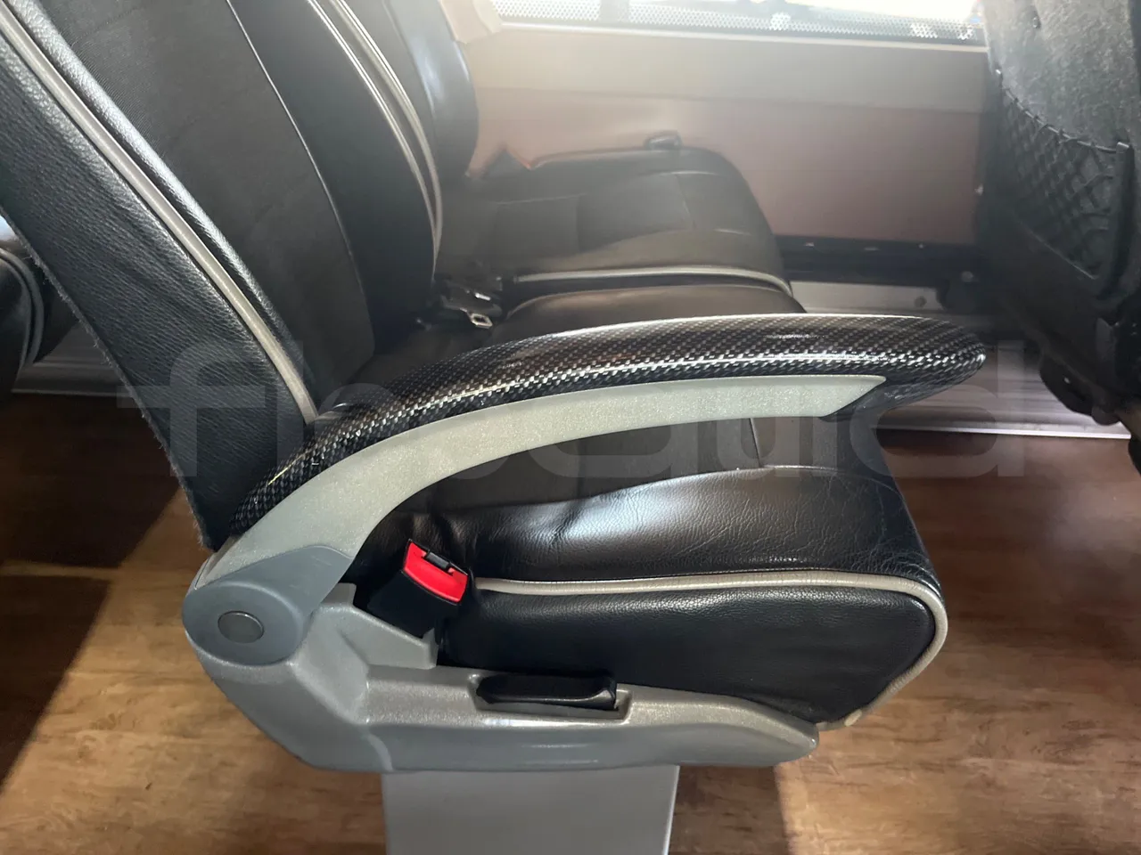 Iveco Magelys   SFR2XX QC M8CU - Euro6 - 294Kw - 12,830mt - armrest detail photo
