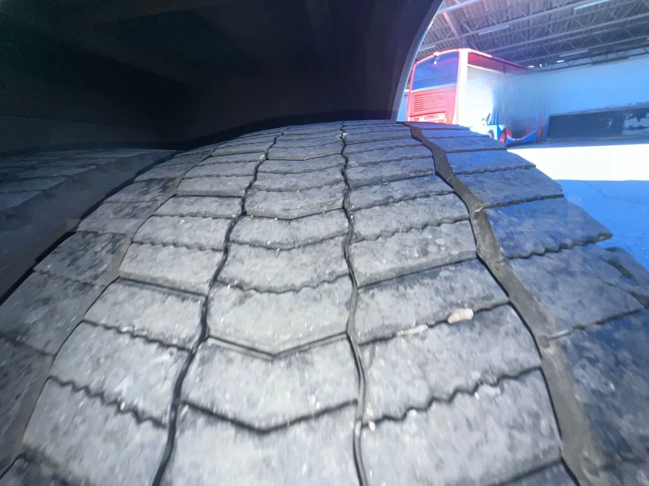 Iveco Magelys   SFR2XX QC M8CU - Euro6 - 294Kw - 12,830mt - tread condition front tires left