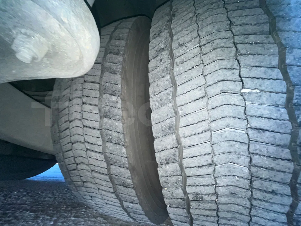 Iveco Magelys   SFR2XX QC M8CU - Euro6 - 294Kw - 12,830mt - tread condition third axle tires left