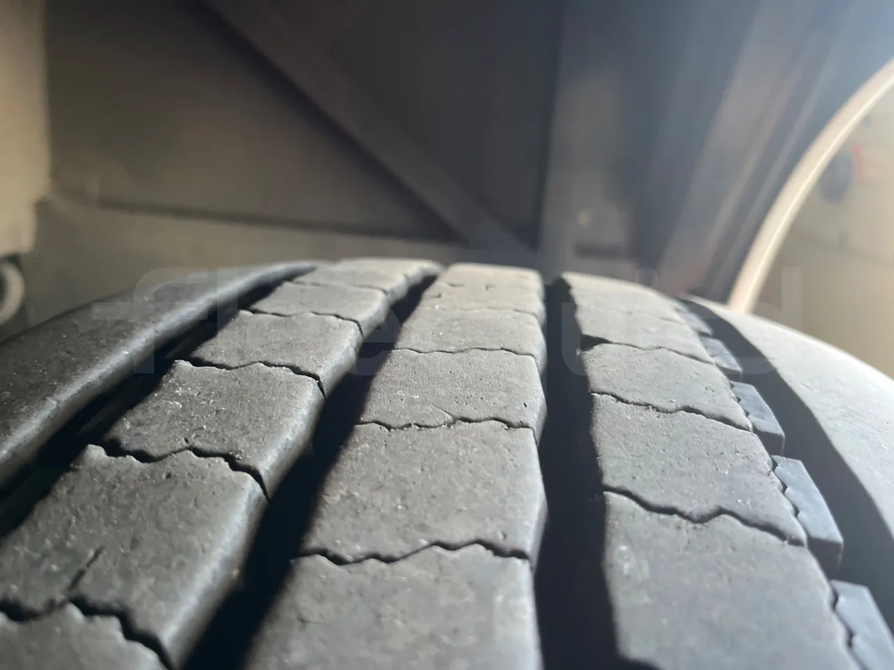 Iveco Magelys   SFR2XX QC M8CU - Euro6 - 294Kw - 12,830mt - tread condition third axle tires right