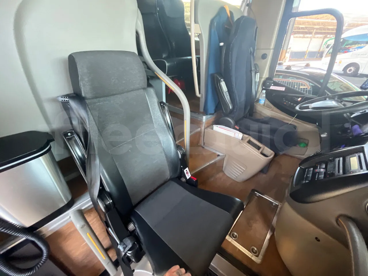 Iveco Magelys   SFR2XX QC M8CU - Euro6 - 294Kw - 12,830mt - hostess seat photo