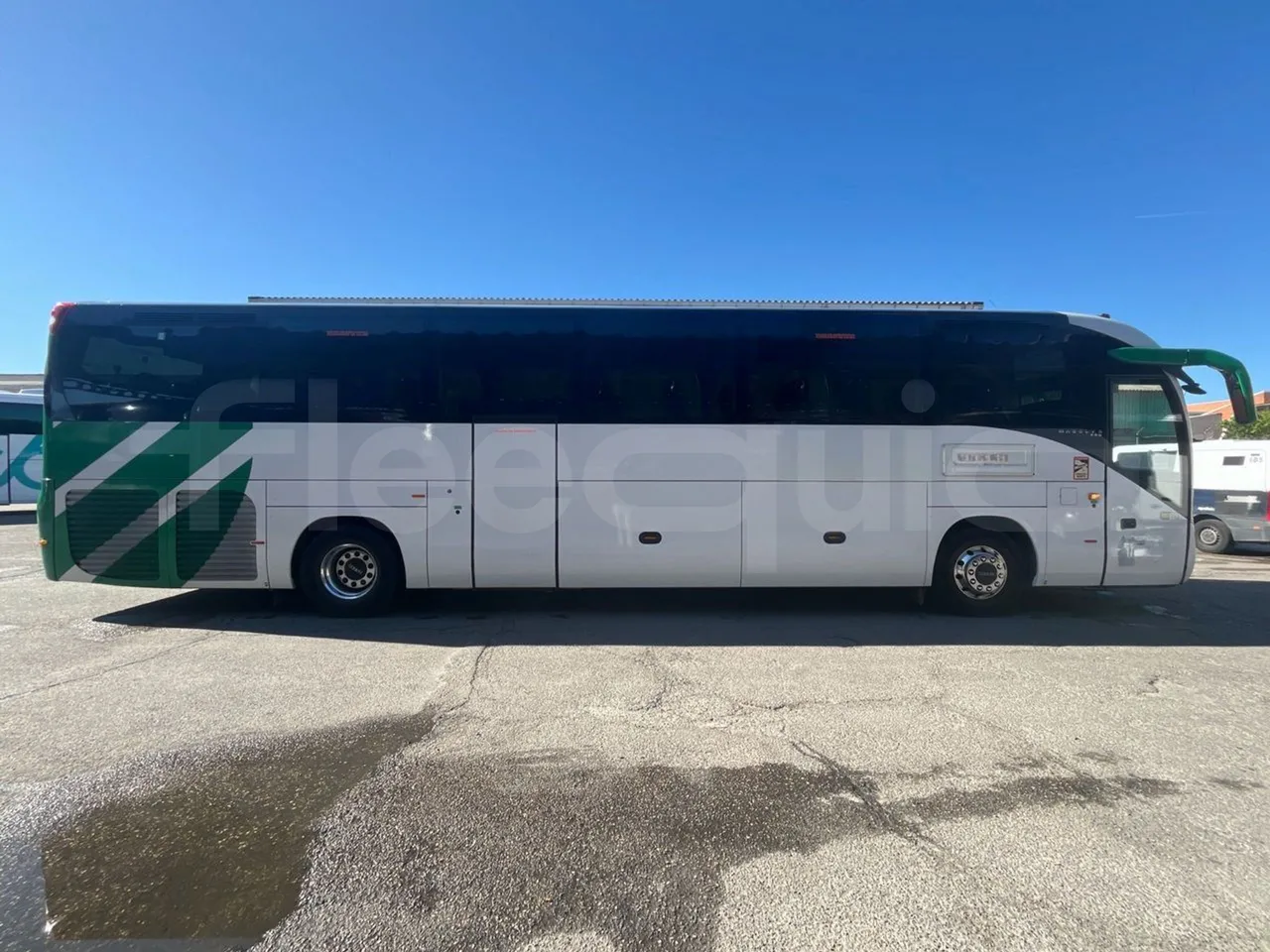 Iveco Magelys   SFR2XX QC M8CU - Euro6 - 294Kw - 12,830mt - right side doors closed