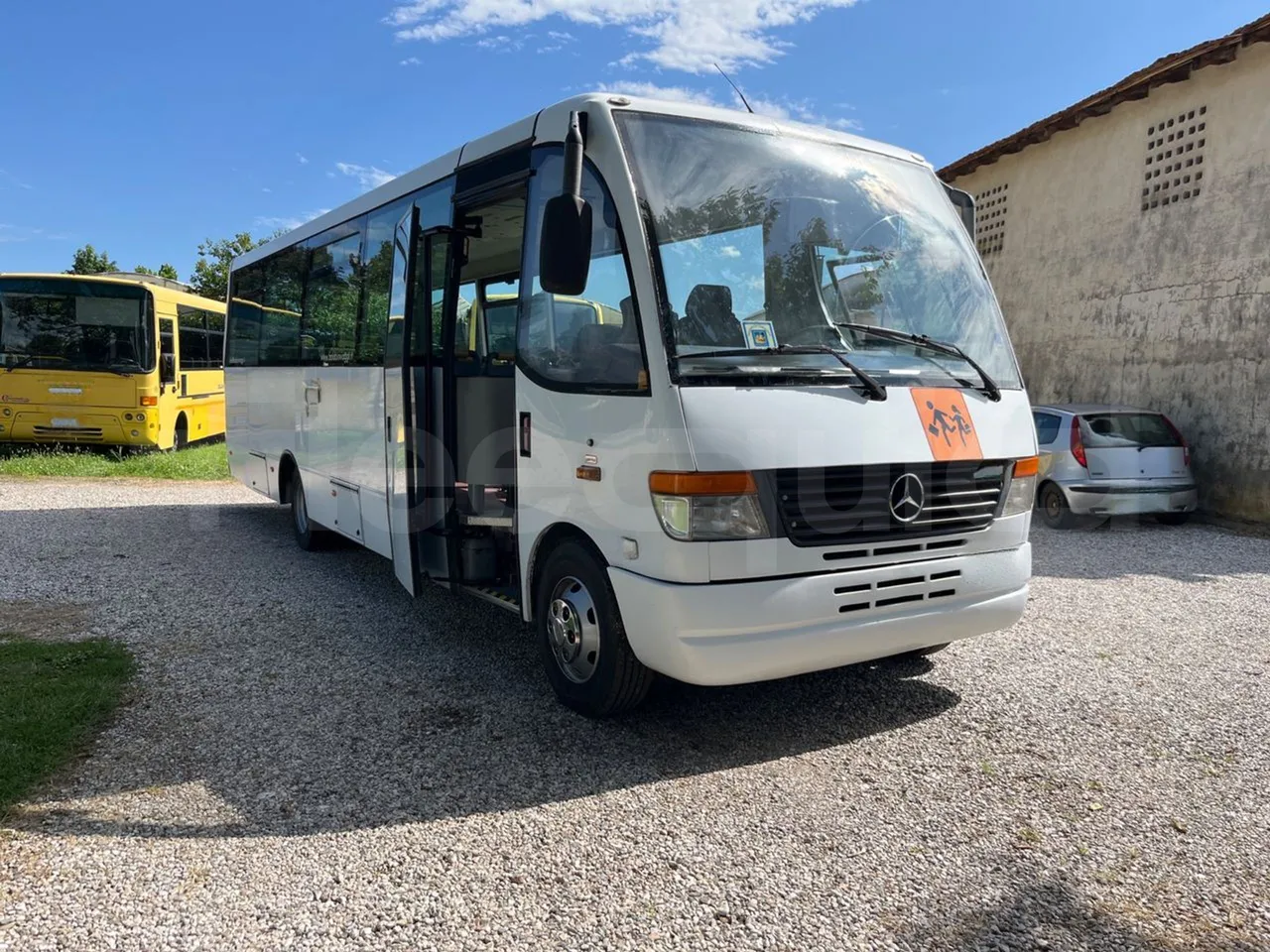 Mercedes-Benz Vario 818S/82 - EUR5 - 130kW - 8.92m - 3/4 right front doors open