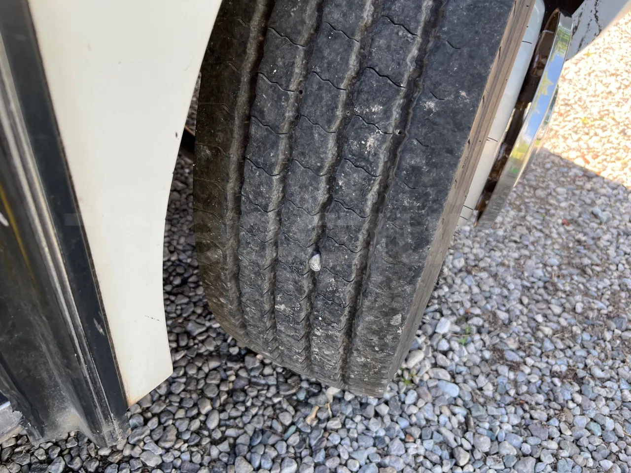 Mercedes-Benz Vario 818S/82 - EUR5 - 130kW - 8.92m - tread condition front tires right