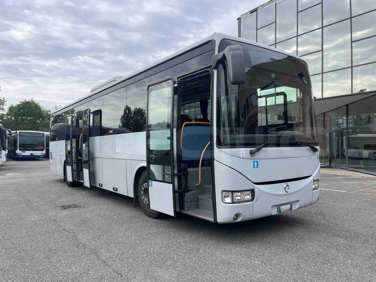 Iveco Crossway SFR160 - Euro5 - 280KW - 11.955mt - 3/4 right front doors open