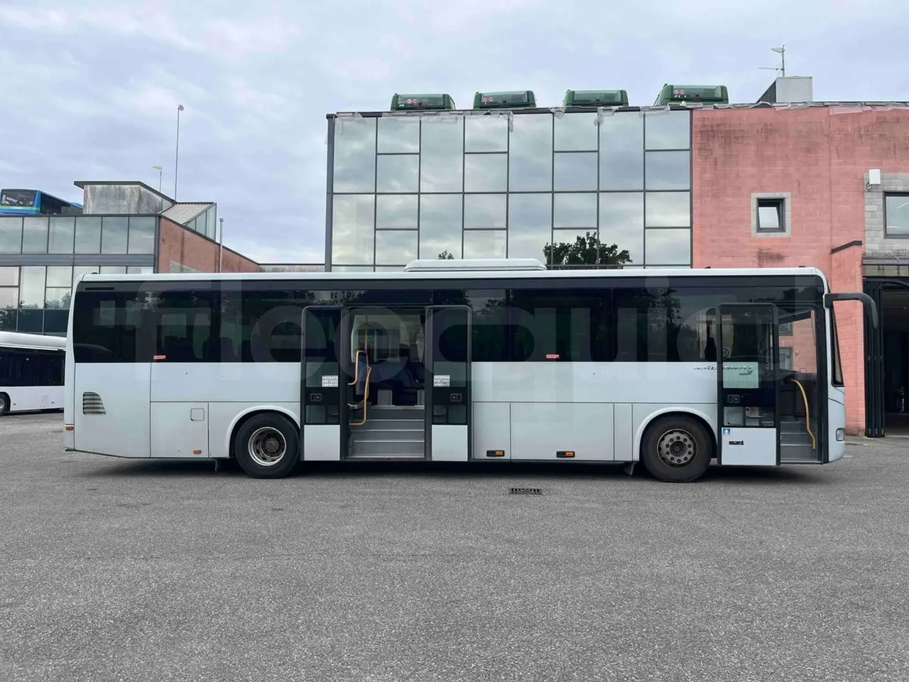 Iveco Crossway SFR160 - Euro5 - 280KW - 11.955mt - right side doors open