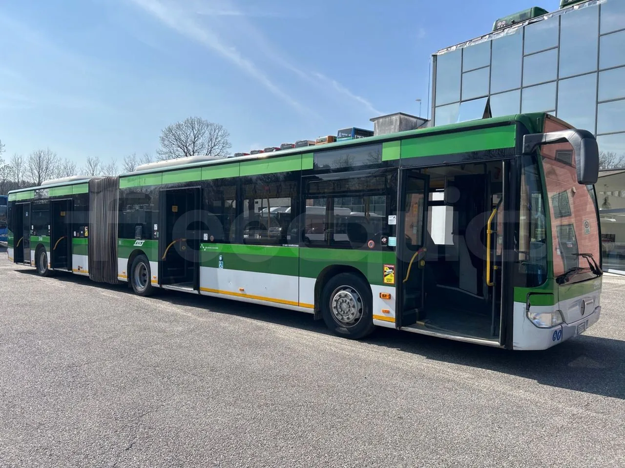 Mercedes-Benz Citaro G 0530 - Euro5 - 260kW - 17.940mt - 3/4 right front doors open