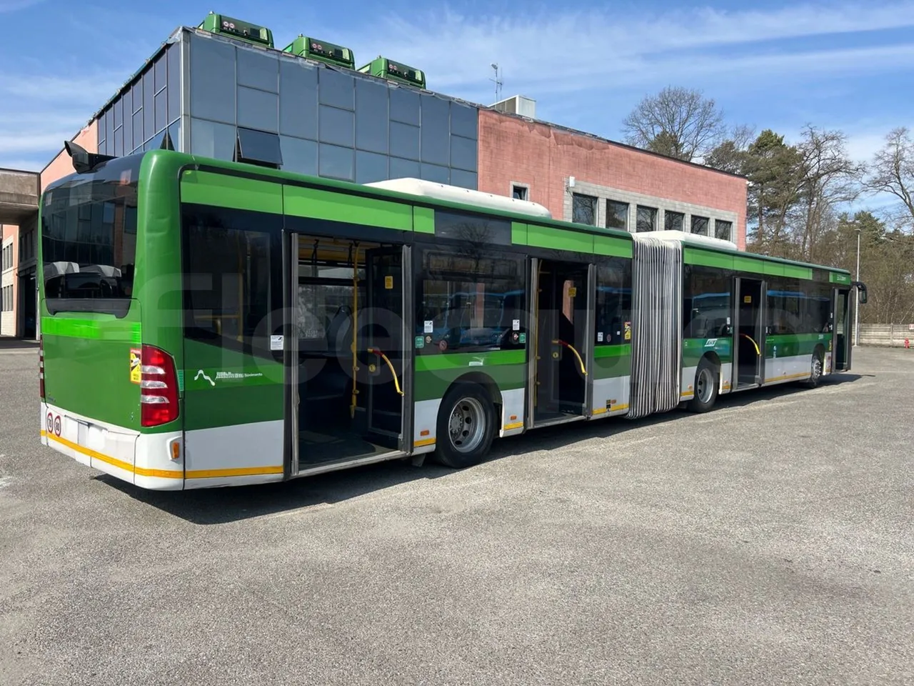 Mercedes-Benz Citaro G 0530 - Euro5 - 260kW - 17.940mt - 3/4 right rear doors open
