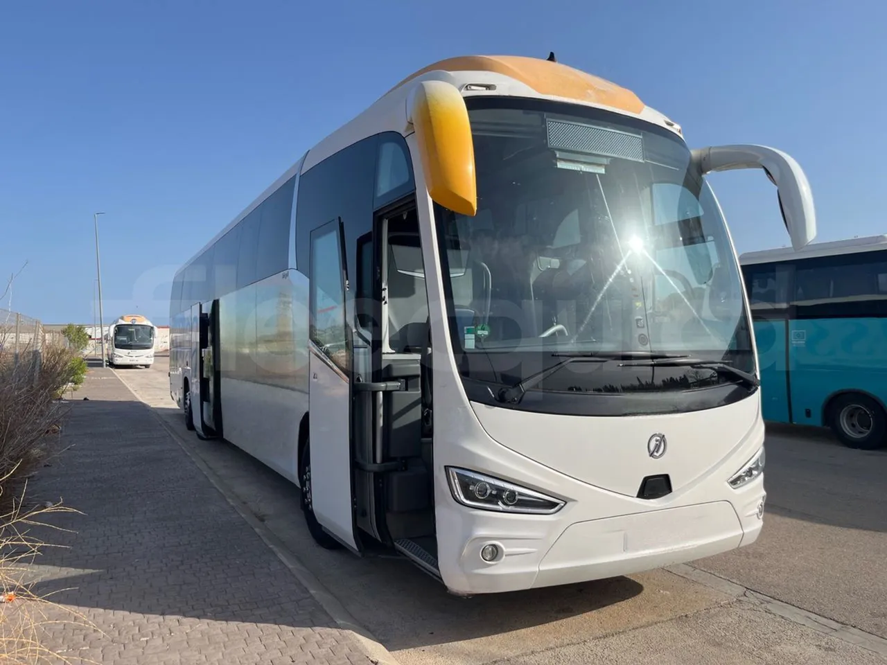 Irizar i6 15.37 - EUR6/340 Kw/14.980 Mt - 3/4 right front doors open