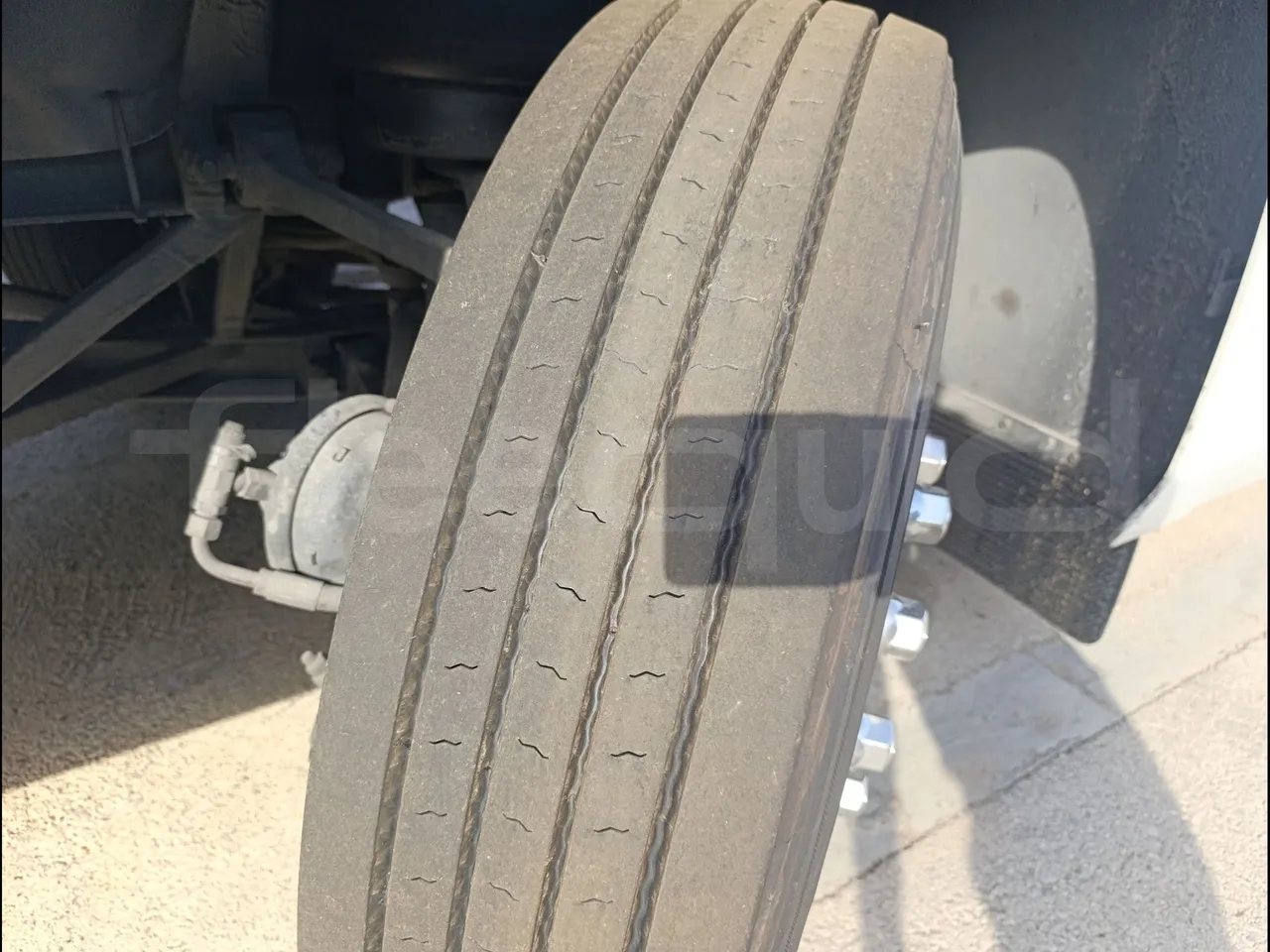 Irizar i6 15.37 - EUR6/340 Kw/14.980 Mt - tread condition front tires left