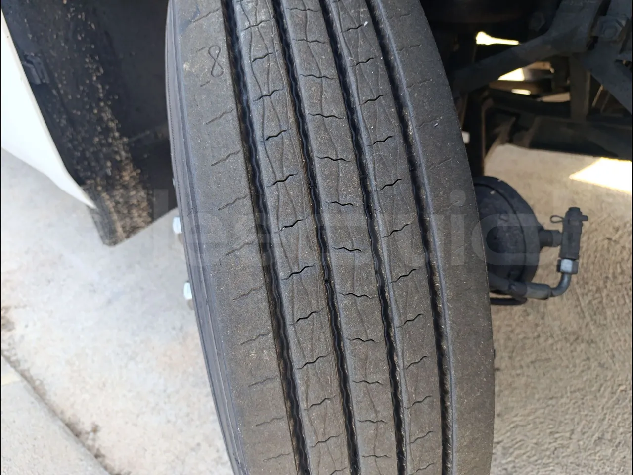 Irizar i6 15.37 - EUR6/340 Kw/14.980 Mt - tread condition front tires right