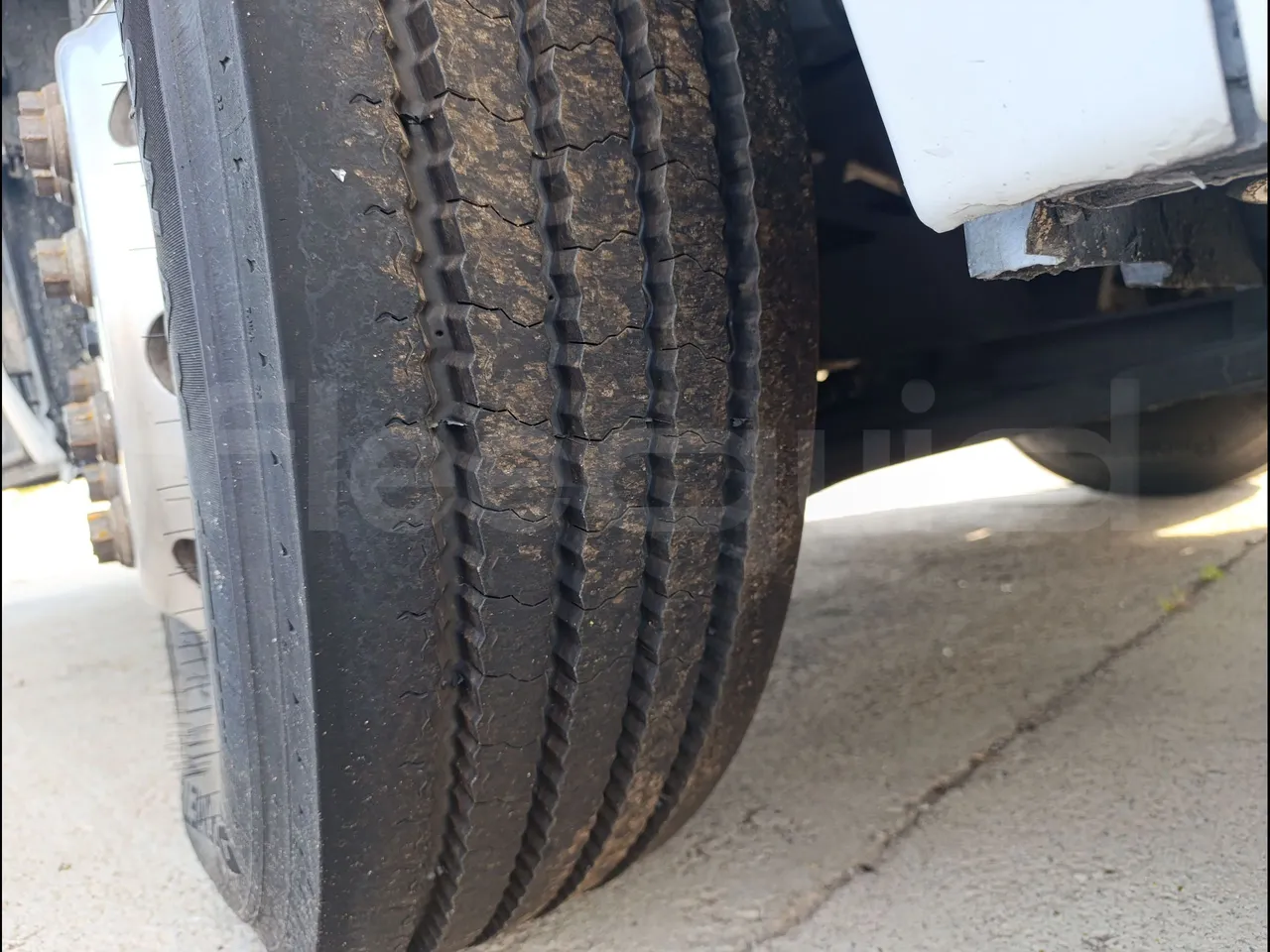 Irizar i6 15.37 - EUR6/340 Kw/14.980 Mt - tread condition second axle tires right