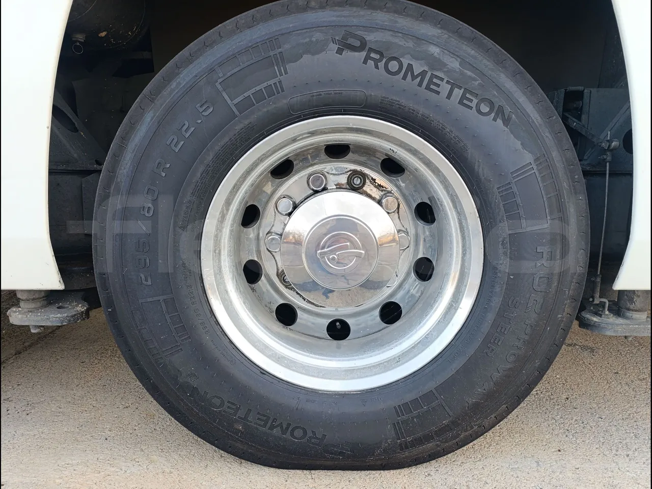Irizar i6 15.37 - EUR6/340 Kw/14.980 Mt - rear left tire photo