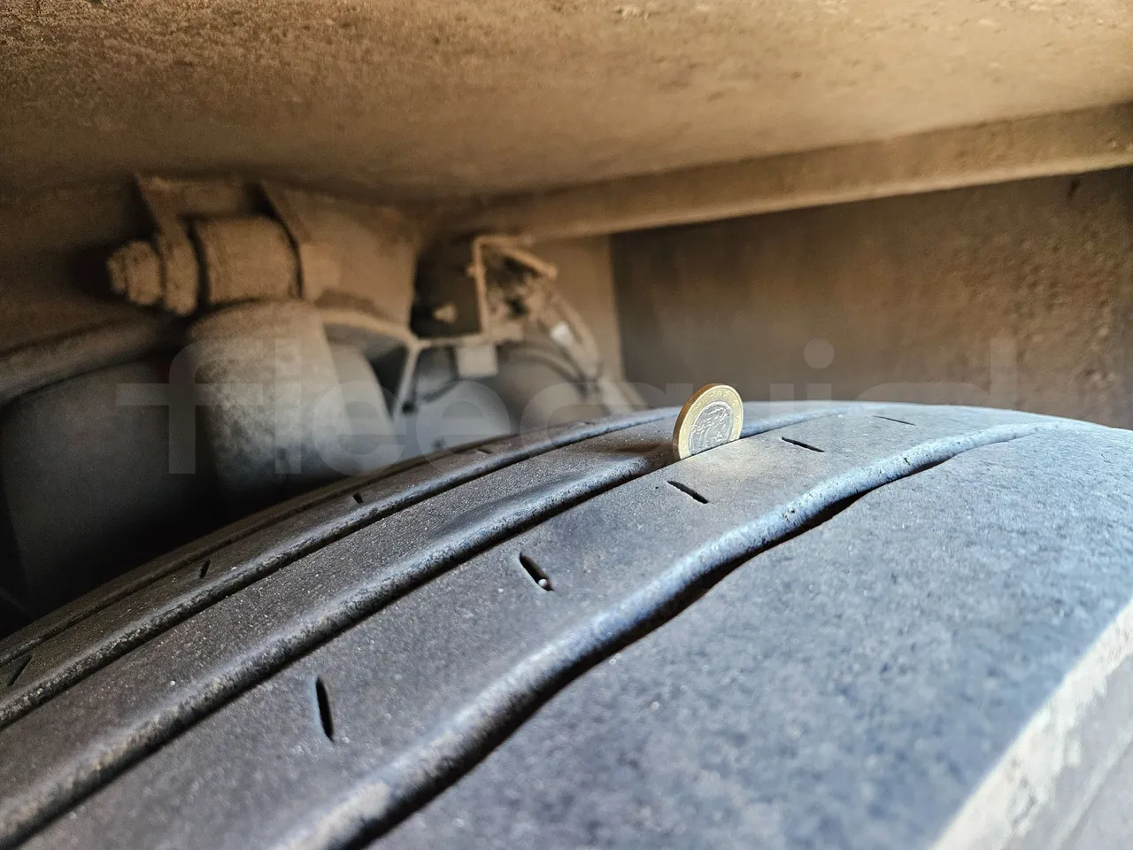 Setra S416 GT-HD/2 - EUR5 - 315kW - 13.020m - tread condition front tires right