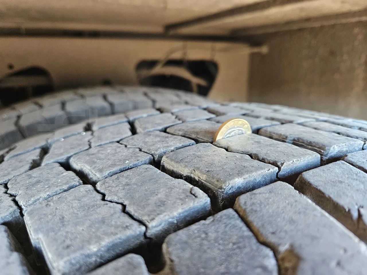 Setra S416 GT-HD/2 - EUR5 - 315kW - 13.020m - tread condition second axle tires left