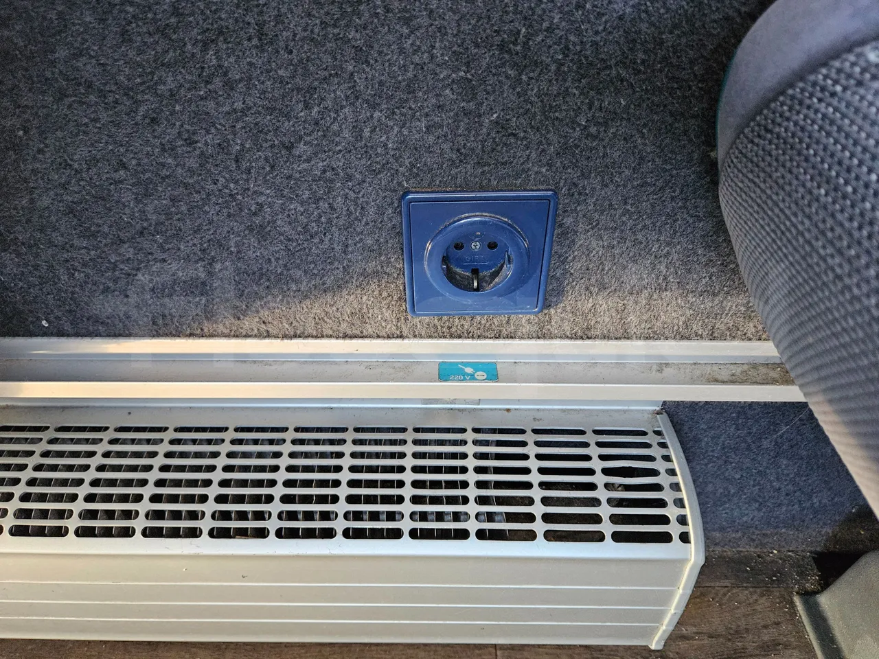 Setra S416 GT-HD/2 - EUR5 - 315kW - 13.020m - power outlets detail